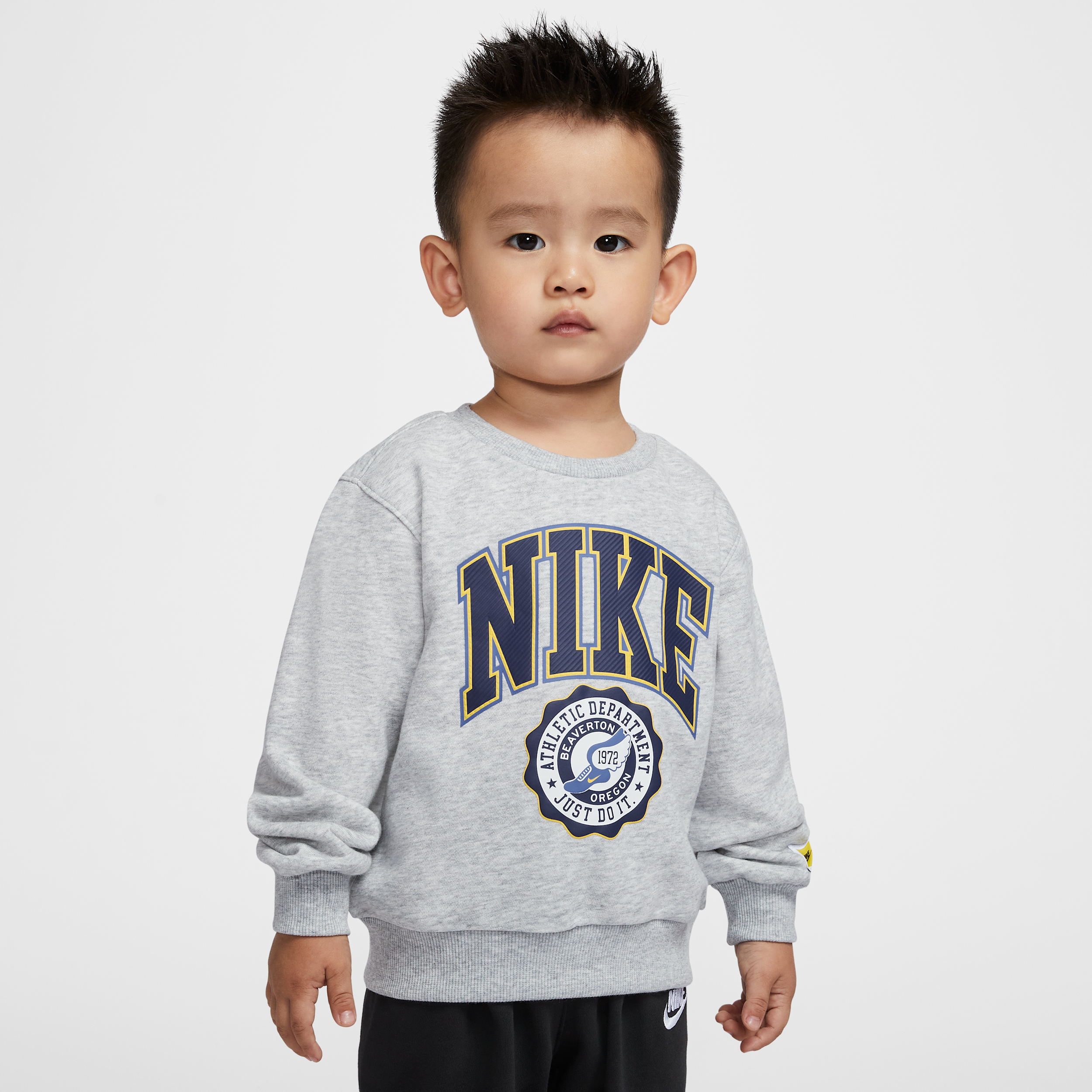 【ナイキ(NIKE)公式ストア】ナイキ スポーツウェア ベビー P.E. グラフィック クルー トップ IO2785-077 グレー 【ナイキ(NIKE)公式ストア】ナイキ スポーツウェア ベビー P.E. グラフィック クルー トップ IO2785-077 グレー