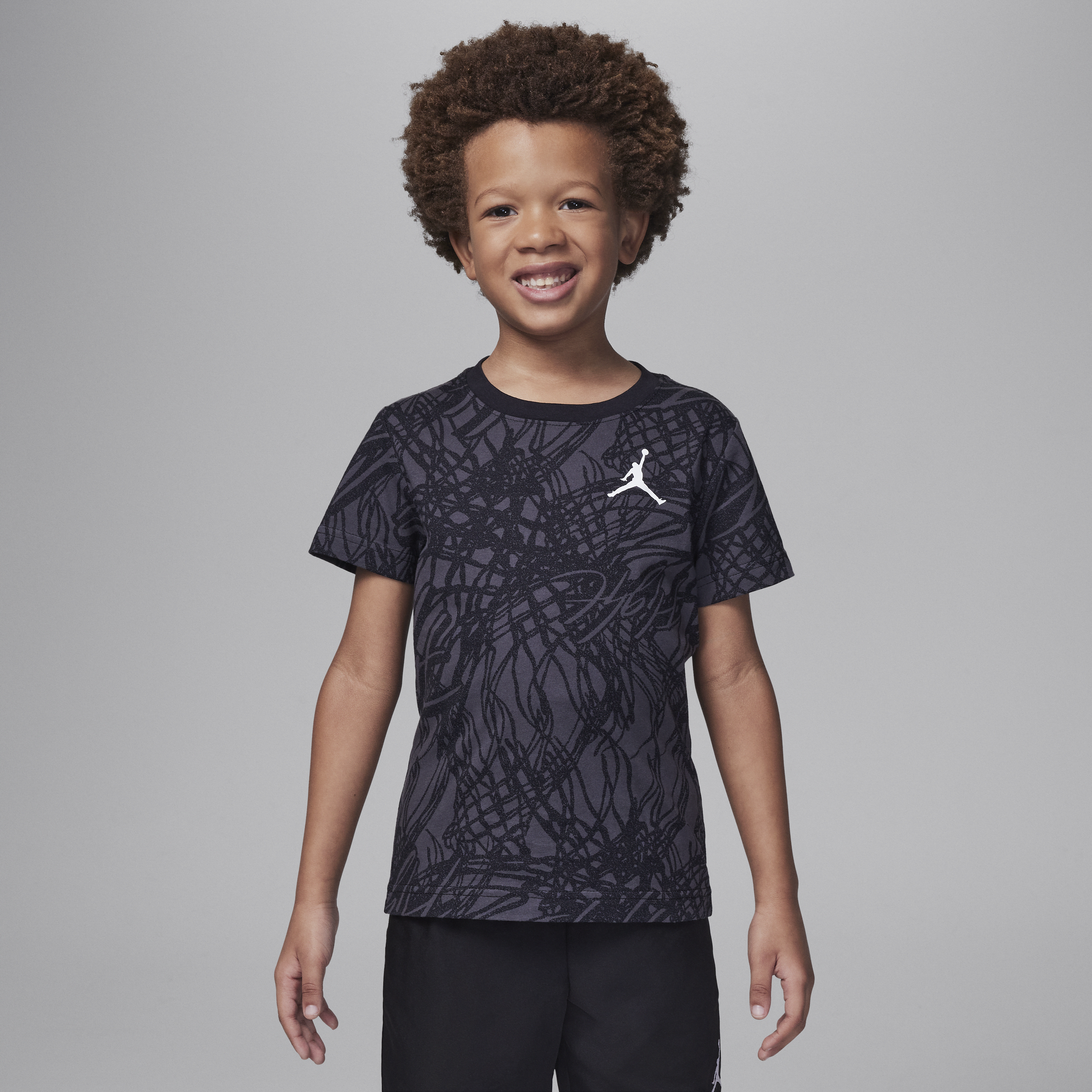 【ナイキ(NIKE)公式ストア】ジョーダン リトルキッズ ネット フライト プリント Tシャツ HJ1613-010 ブラック 【ナイキ(NIKE)公式ストア】ジョーダン リトルキッズ ネット フライト プリント Tシャツ HJ1613-010 ブラック