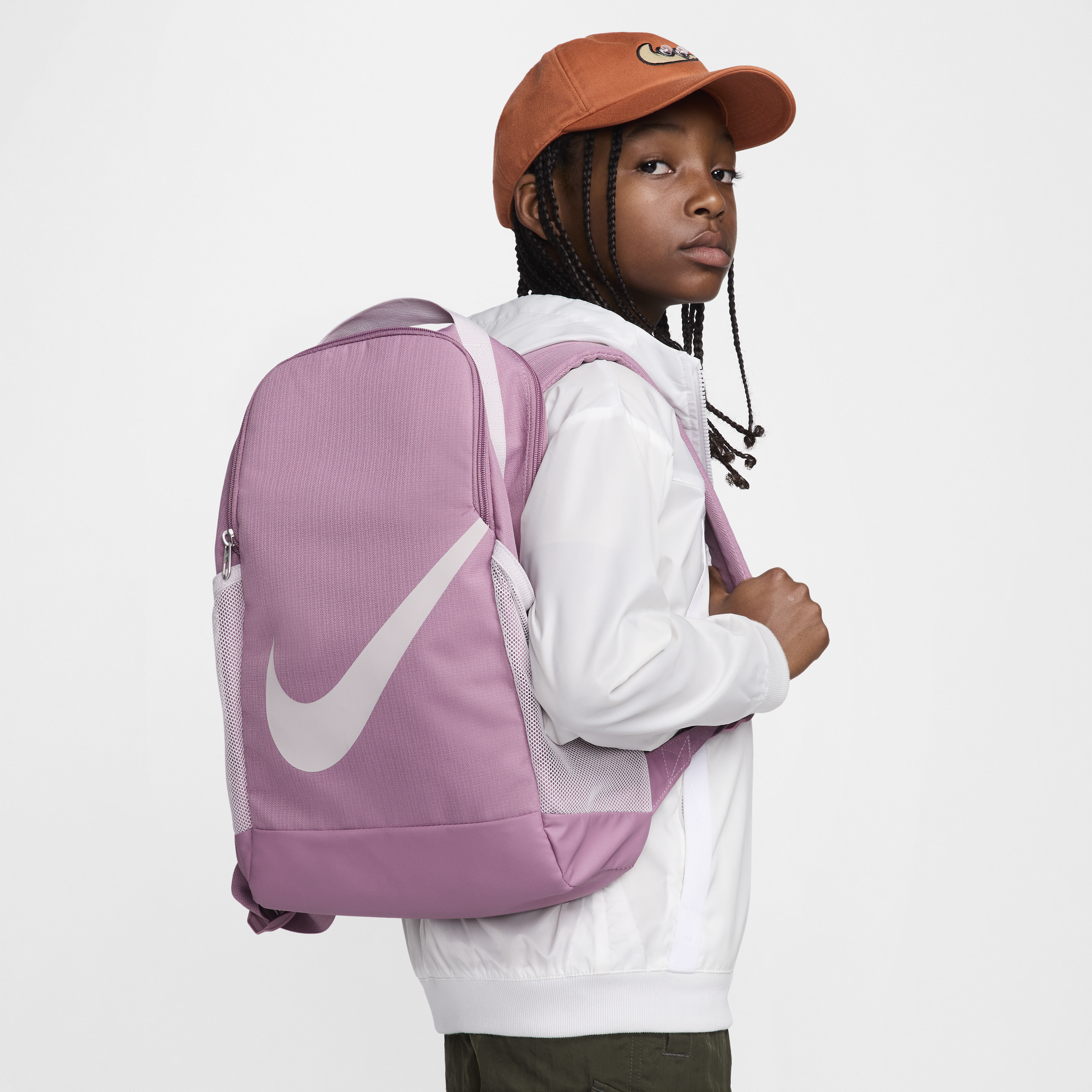 【ナイキ(NIKE)公式ストア】ナイキ ブラジリア キッズバックパック (18L) DV9436-523 パープル 【ナイキ(NIKE)公式ストア】ナイキ ブラジリア キッズバックパック (18L) DV9436-523 パープル