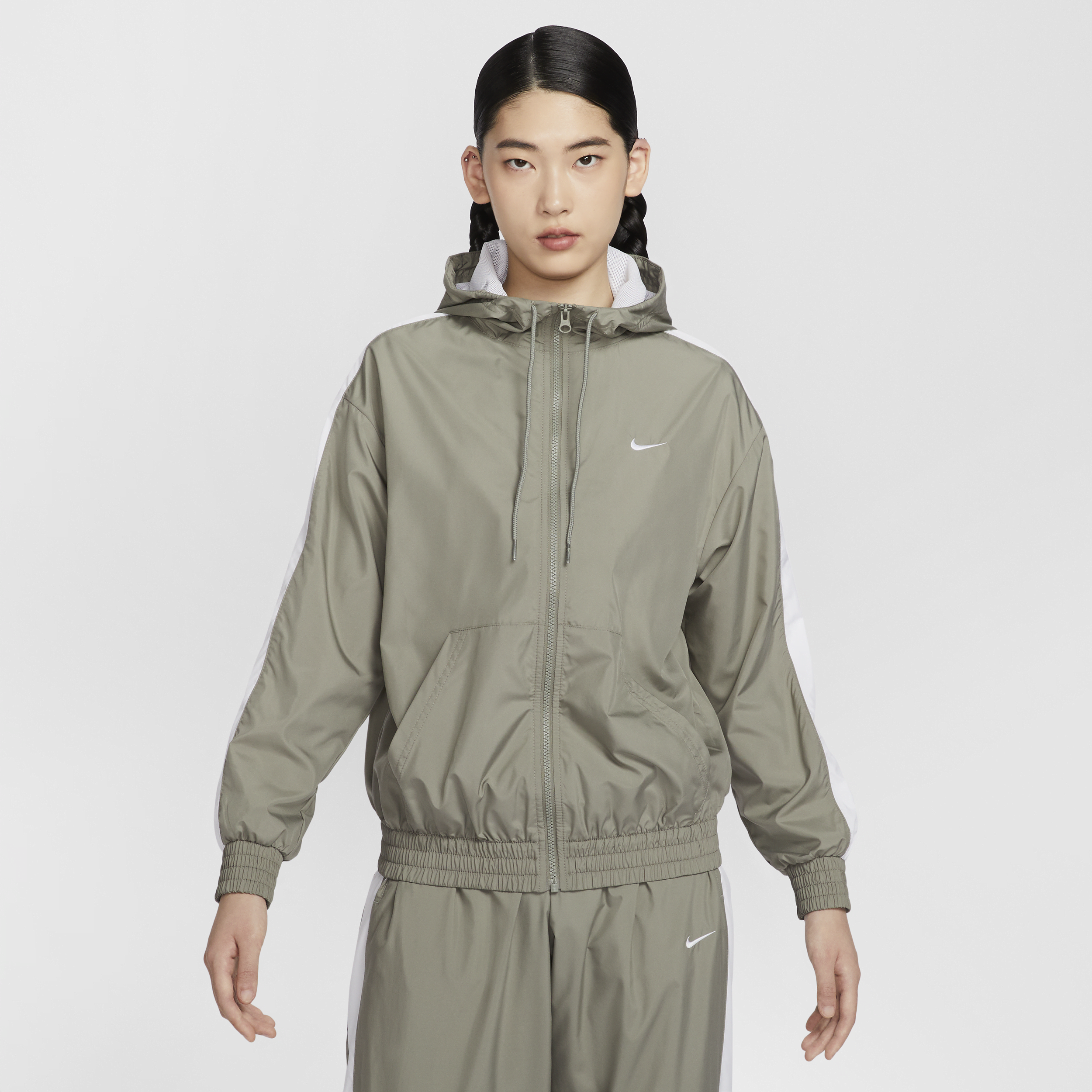 【ナイキ(NIKE)公式ストア】ナイキ スポーツウェア クラシック ウーブン ウィメンズ ルーズ UV プロテクション フーデッド ジャケット FV6299-320 グリーン 【ナイキ(NIKE)公式ストア】ナイキ スポーツウェア クラシック ウーブン ウィメンズ ルーズ UV プロテクション フーデッド ジャケット FV6299-320 グリーン
