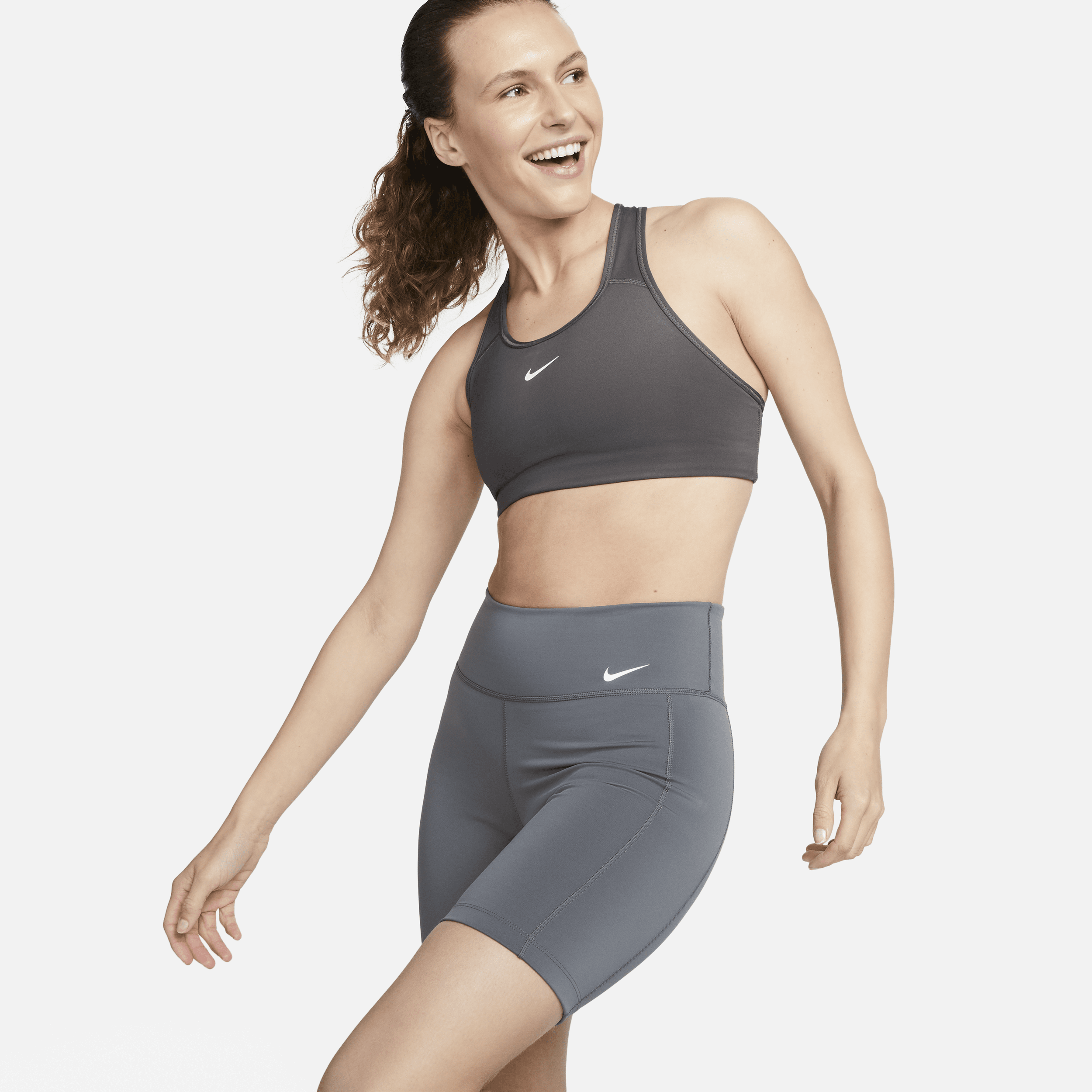 Nike One Leak Protection: Menstruationsshorts (18 cm) med mellemhøj talje til kvinder - grå
