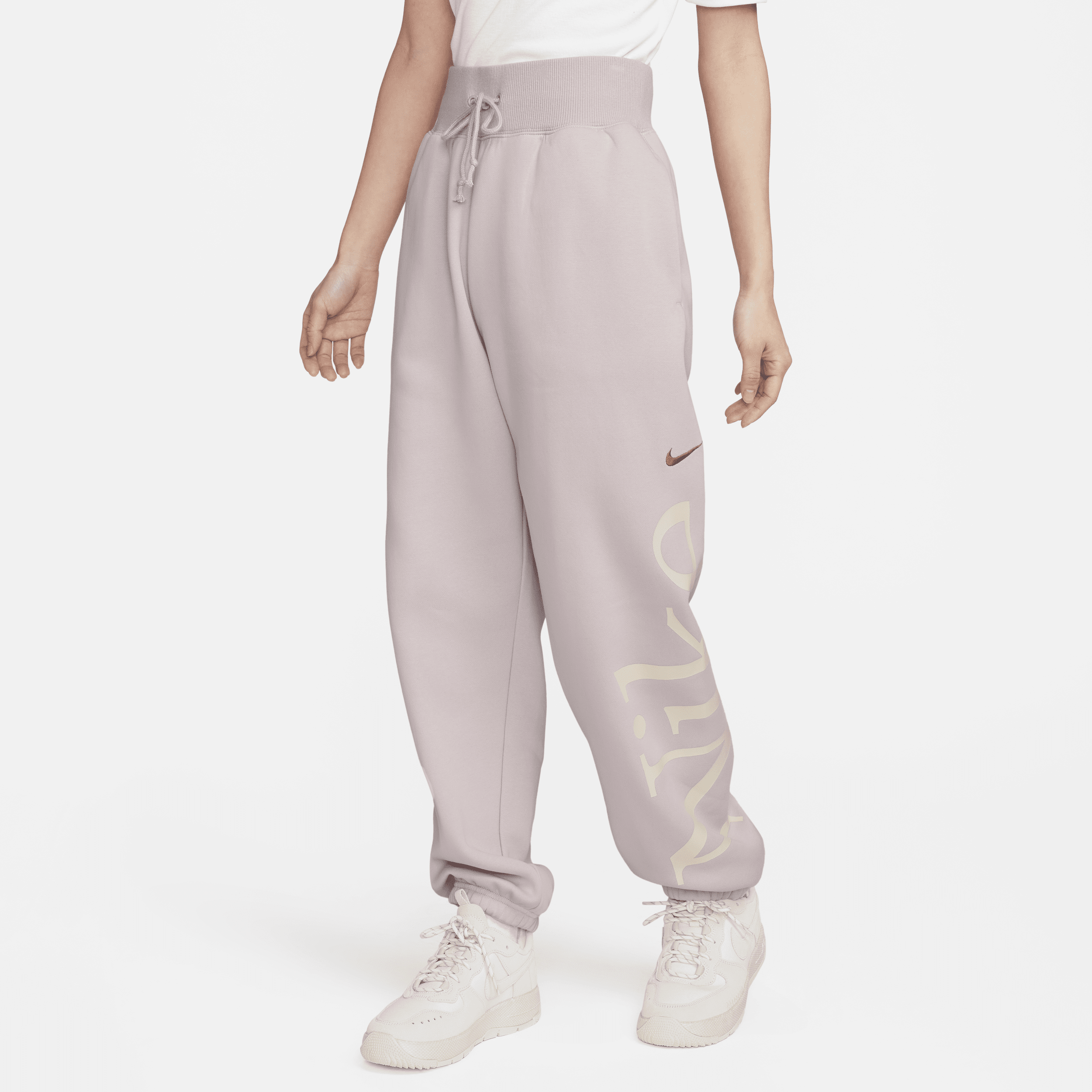 【ナイキ(NIKE)公式ストア】ナイキ スポーツウェア フェニックス フリース ウィメンズ オーバーサイズド ロゴ スウェットパンツ FN2553-019 パープル 【ナイキ(NIKE)公式ストア】ナイキ スポーツウェア フェニックス フリース ウィメンズ オーバーサイズド ロゴ スウェットパンツ FN2553-019 パープル