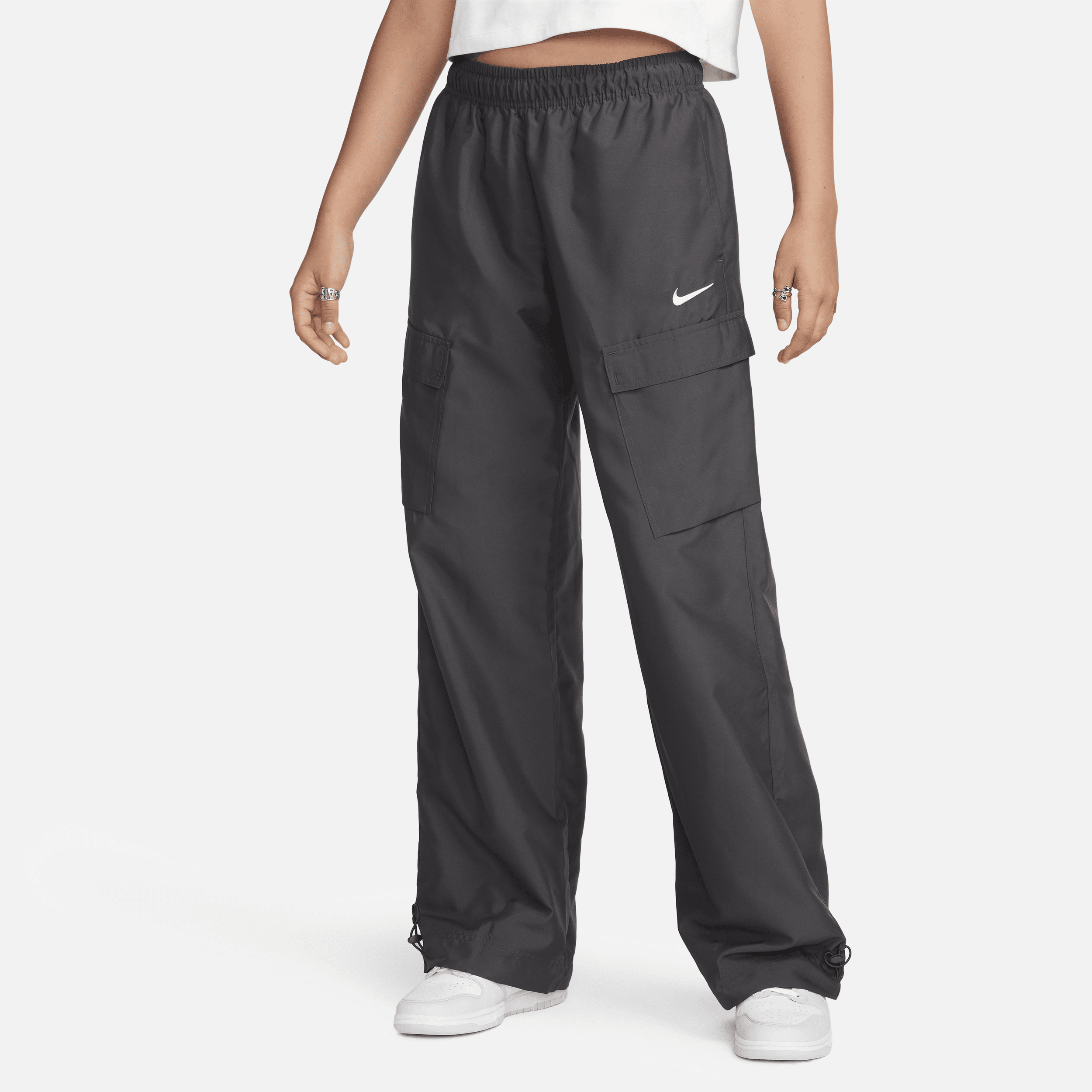 Vævede Nike Sportswear-cargo-bukser til kvinder - grå