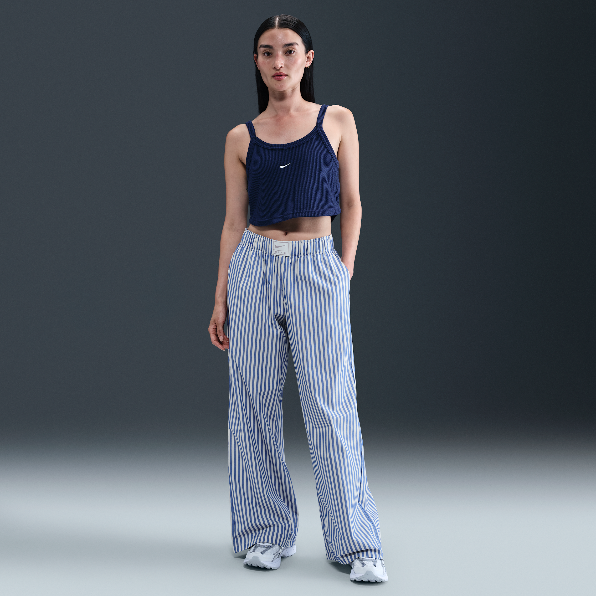 【ナイキ(NIKE)公式ストア】ナイキ スポーツウェア チル ポプリン ウィメンズ ミッドライズ ルーズ ストライプ パンツ IH8487-480 ブルー 【ナイキ(NIKE)公式ストア】ナイキ スポーツウェア チル ポプリン ウィメンズ ミッドライズ ルーズ ストライプ パンツ IH8487-480 ブルー