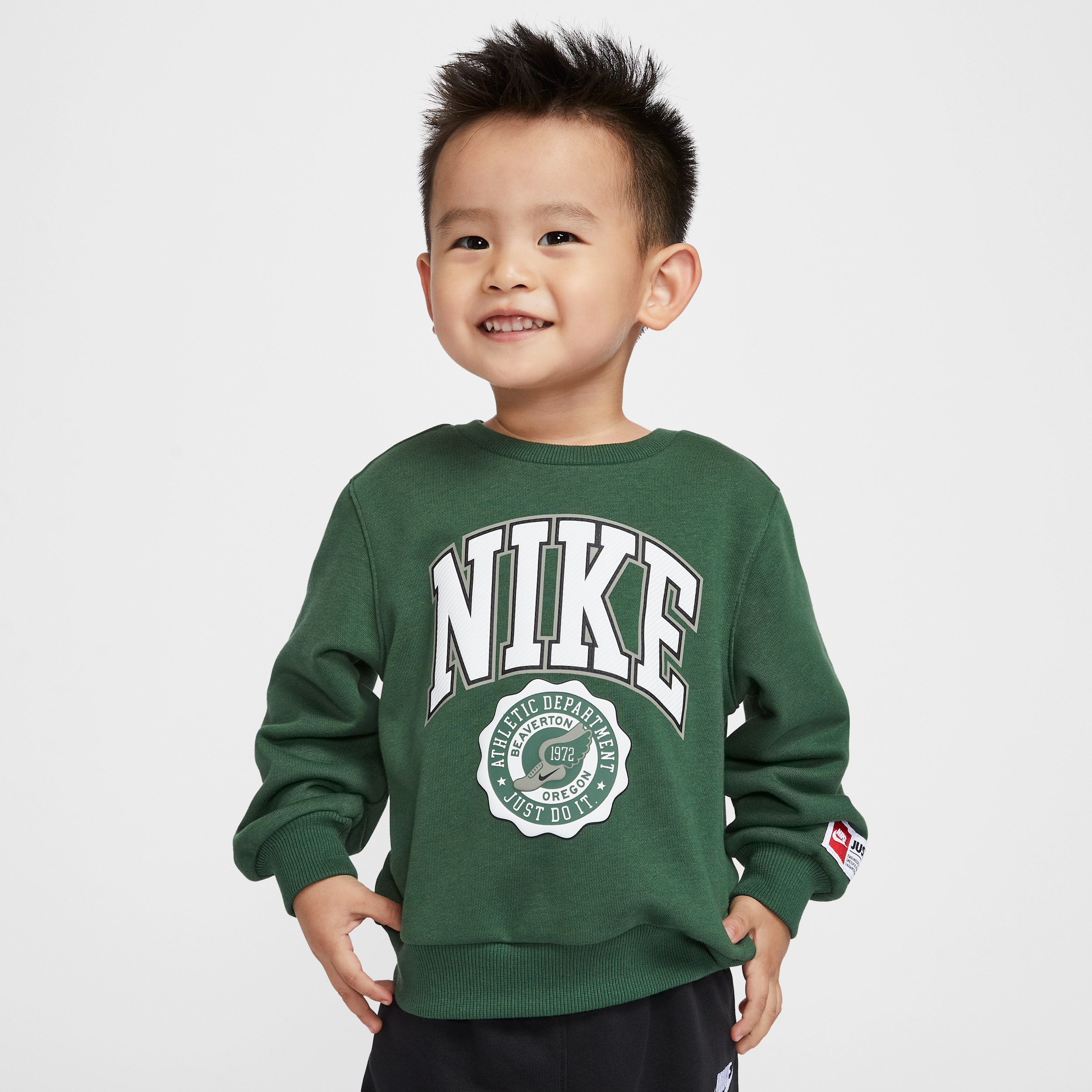 【ナイキ(NIKE)公式ストア】ナイキ スポーツウェア ベビー P.E. グラフィック クルー トップ IO2785-323 グリーン 【ナイキ(NIKE)公式ストア】ナイキ スポーツウェア ベビー P.E. グラフィック クルー トップ IO2785-323 グリーン