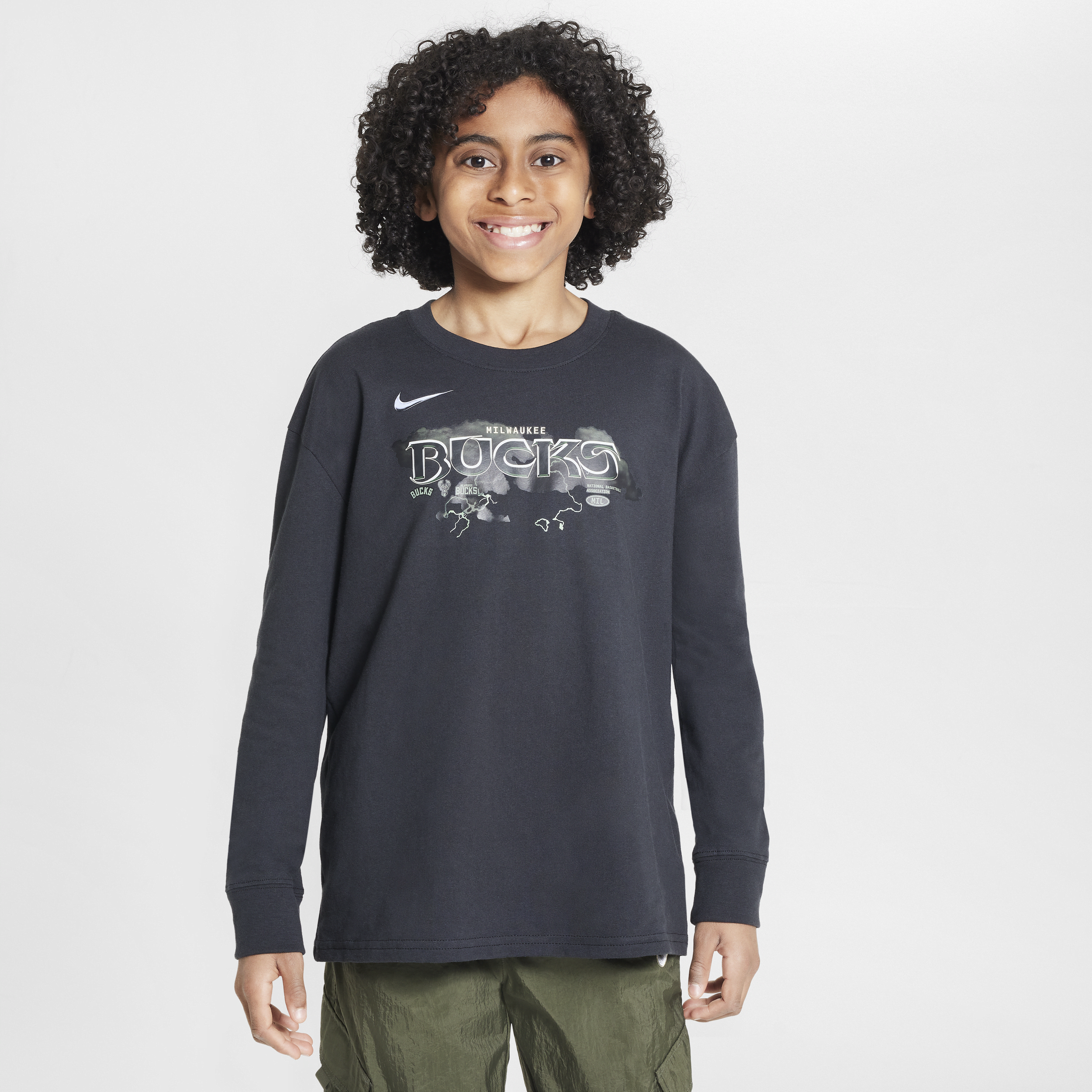 Milwaukee Bucks Essential Nike NBA Max90-T-shirt med lange ærmer til større børn (drenge) - sort