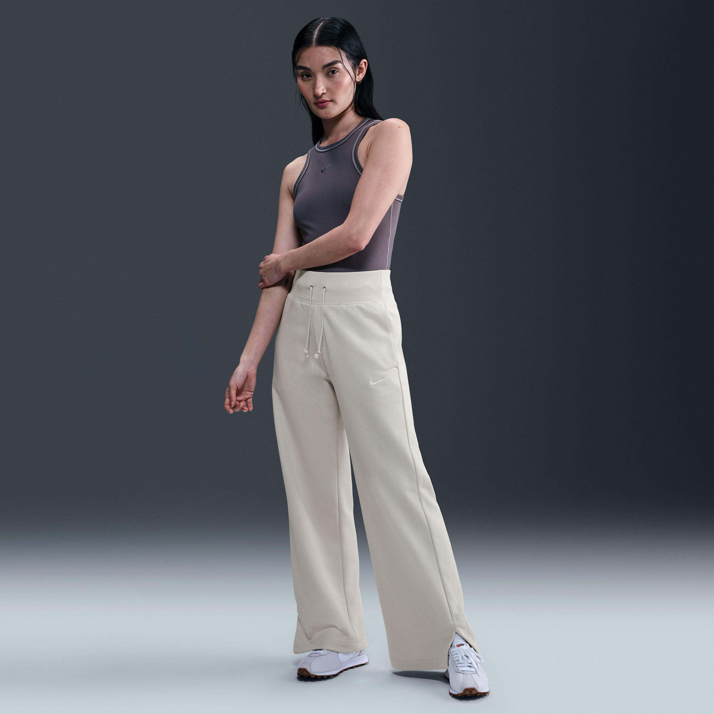 【ナイキ(NIKE)公式ストア】ナイキ スポーツウェア フェニックス フリース ウィメンズ ハイウエスト ワイドレッグ フレンチ テリー スウェットパンツ FZ7208-104 ブラウン 【ナイキ(NIKE)公式ストア】ナイキ スポーツウェア フェニックス フリース ウィメンズ ハイウエスト ワイドレッグ フレンチ テリー スウェットパンツ FZ7208-104 ブラウン