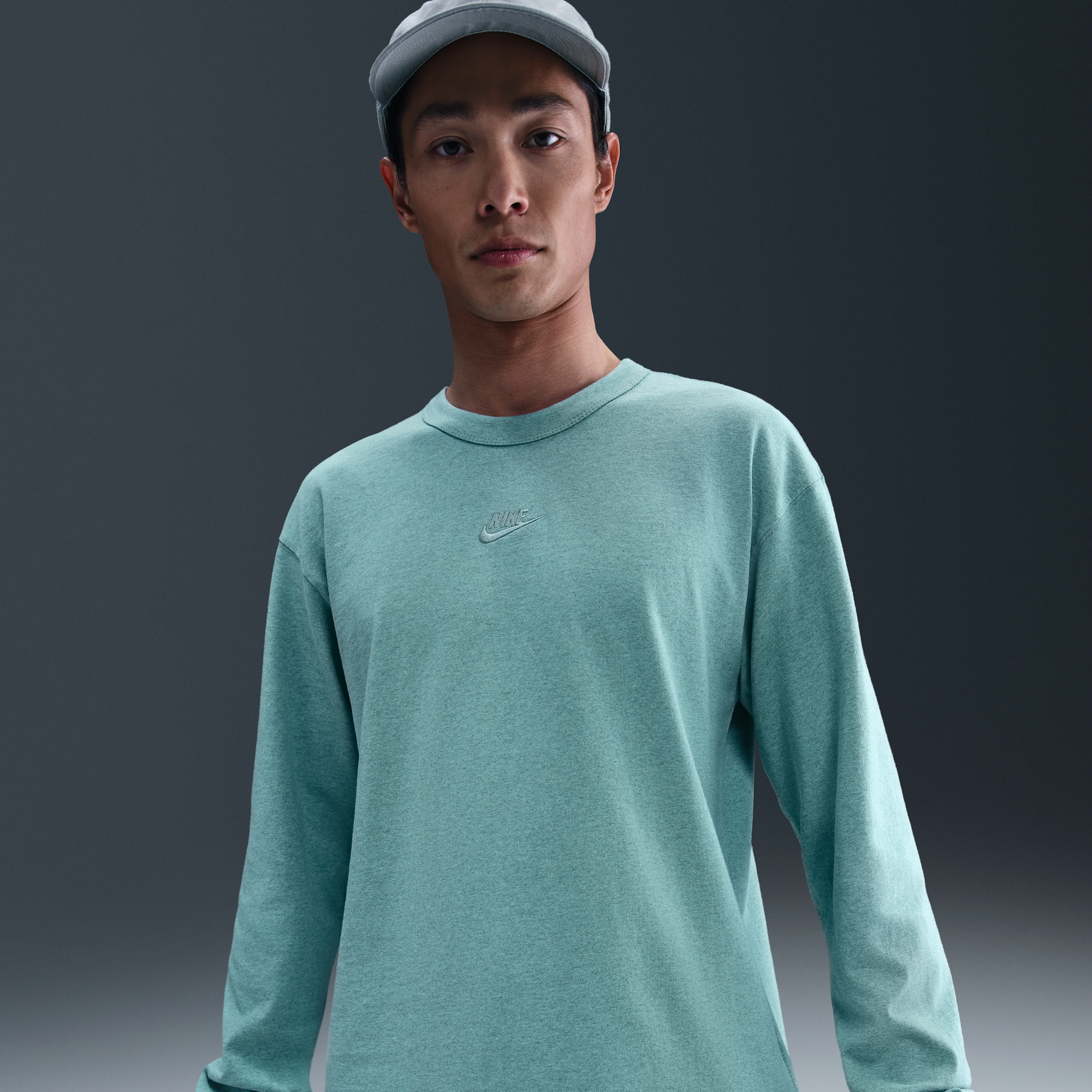 【ナイキ（NIKE）公式ストア】ナイキ スポーツウェア プレミアム エッセンシャル メンズ ロングスリーブ Tシャツ DO7391-017 グリーン