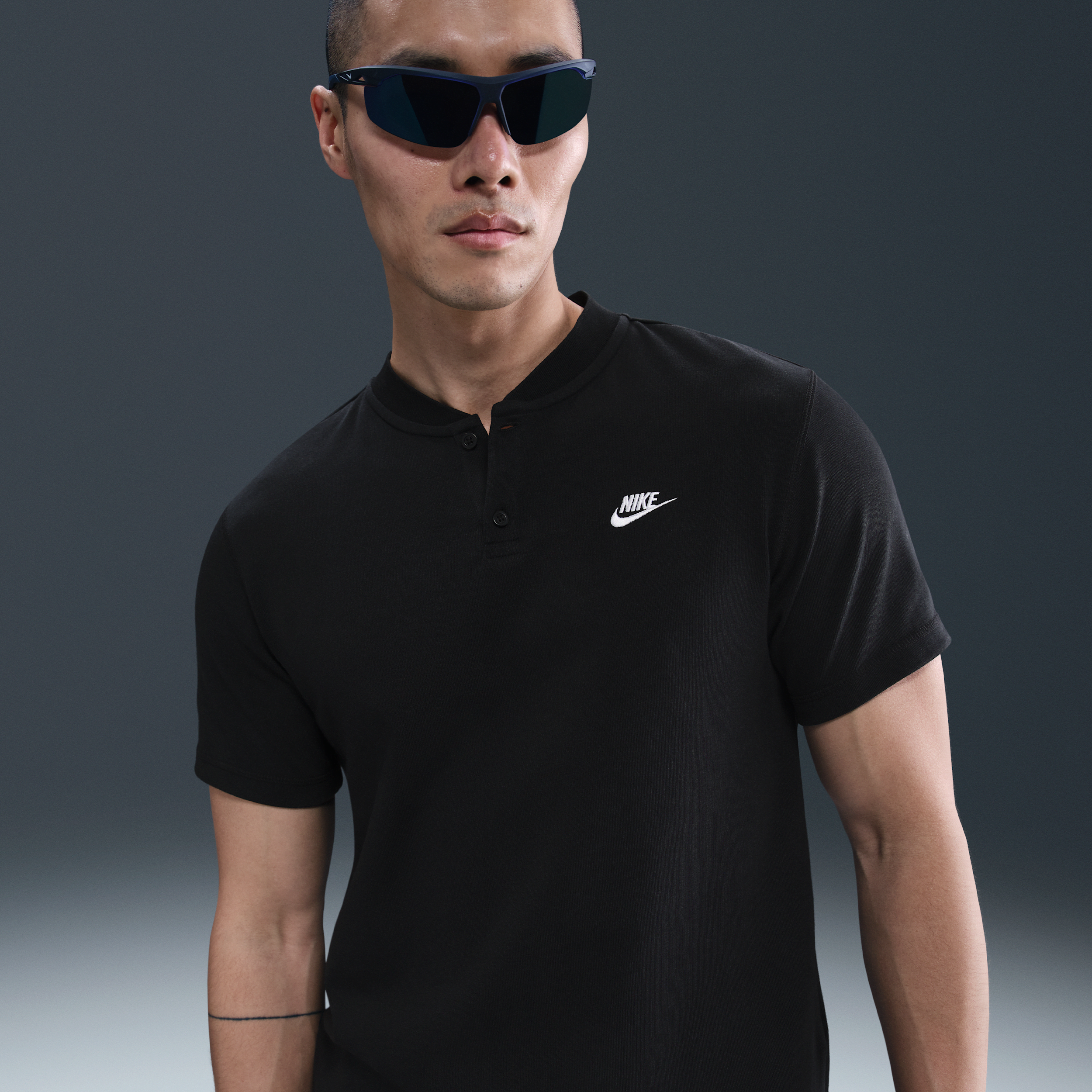 【ナイキ(NIKE)公式ストア】ナイキ クラブ メンズ ショートスリーブ ヘンリー HQ5975-010 ブラック 【ナイキ(NIKE)公式ストア】ナイキ クラブ メンズ ショートスリーブ ヘンリー HQ5975-010 ブラック