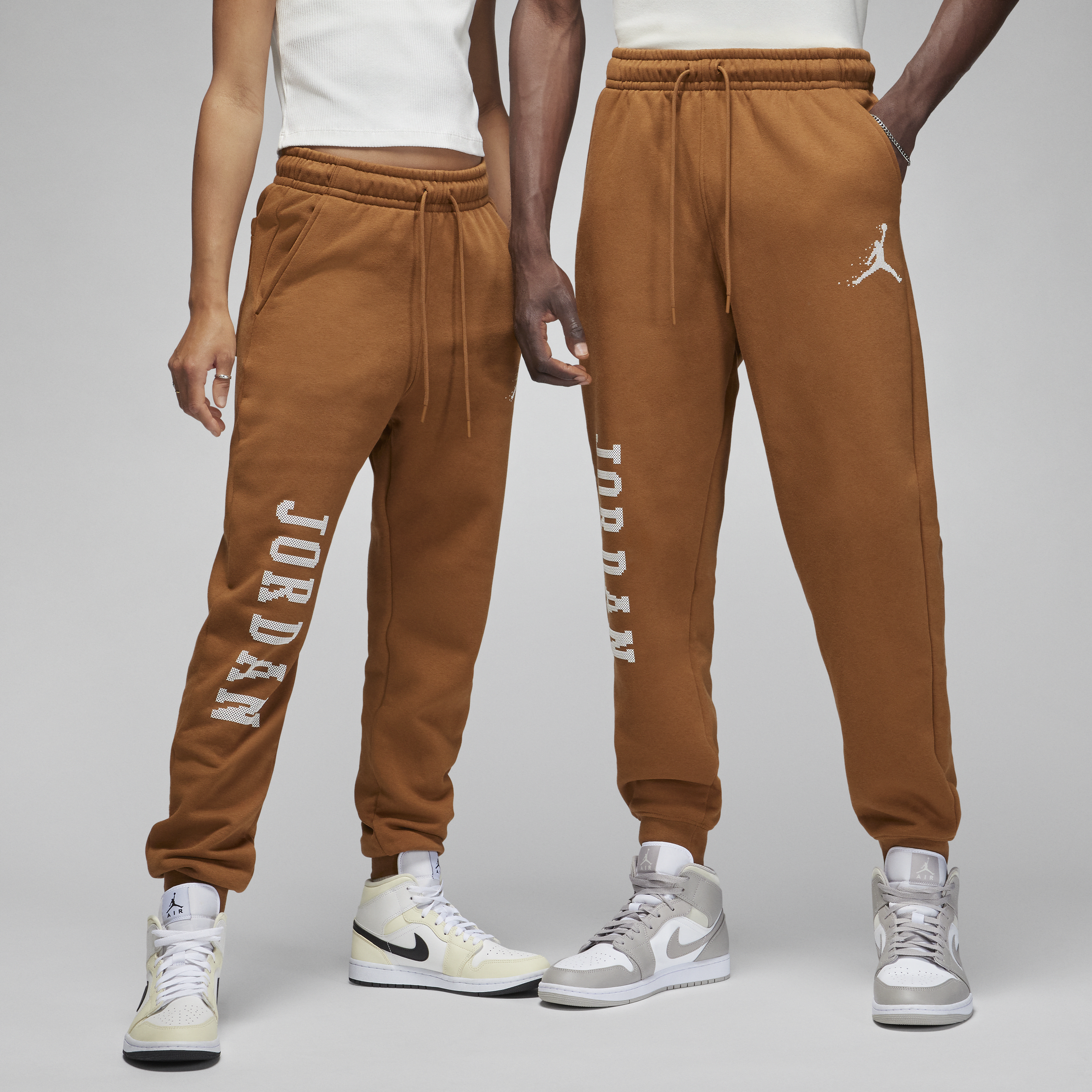 【ナイキ(NIKE)公式ストア】ジョーダン エッセンシャル ホリデー メンズ フリース パンツ FD7468-281 ブラウン 【ナイキ(NIKE)公式ストア】ジョーダン エッセンシャル ホリデー メンズ フリース パンツ FD7468-281 ブラウン