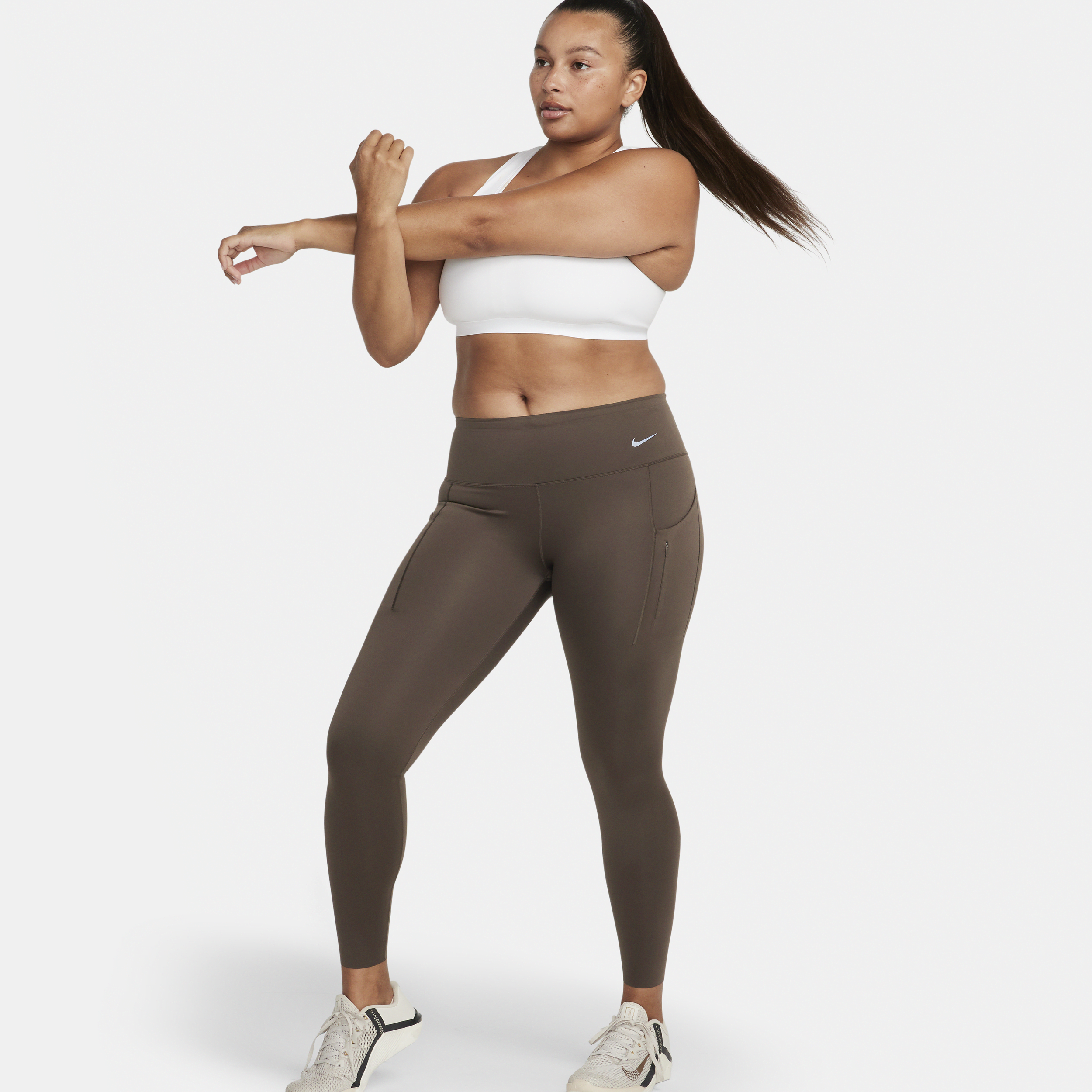 Lange Nike Go-leggings med højt støtteniveau, mellemhøj talje og lommer til kvinder - brun