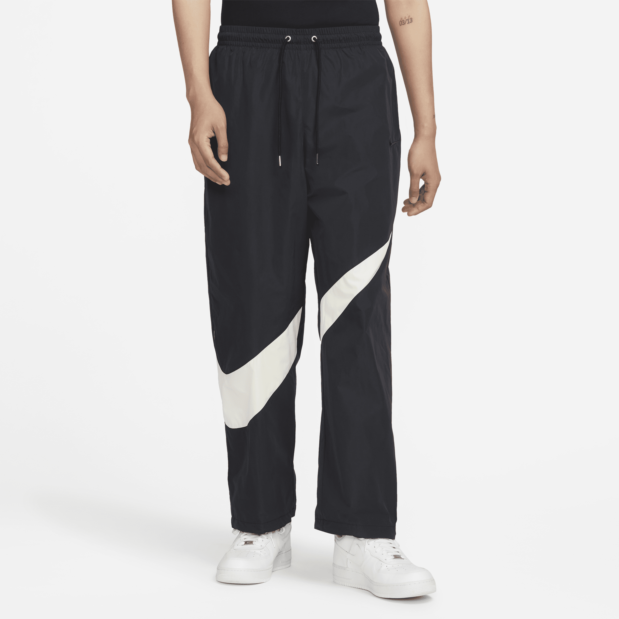 【ナイキ(NIKE)公式ストア】ナイキ スウッシュ メンズ ウーブンパンツ FB7881-010 ブラック 【ナイキ(NIKE)公式ストア】ナイキ スウッシュ メンズ ウーブンパンツ FB7881-010 ブラック