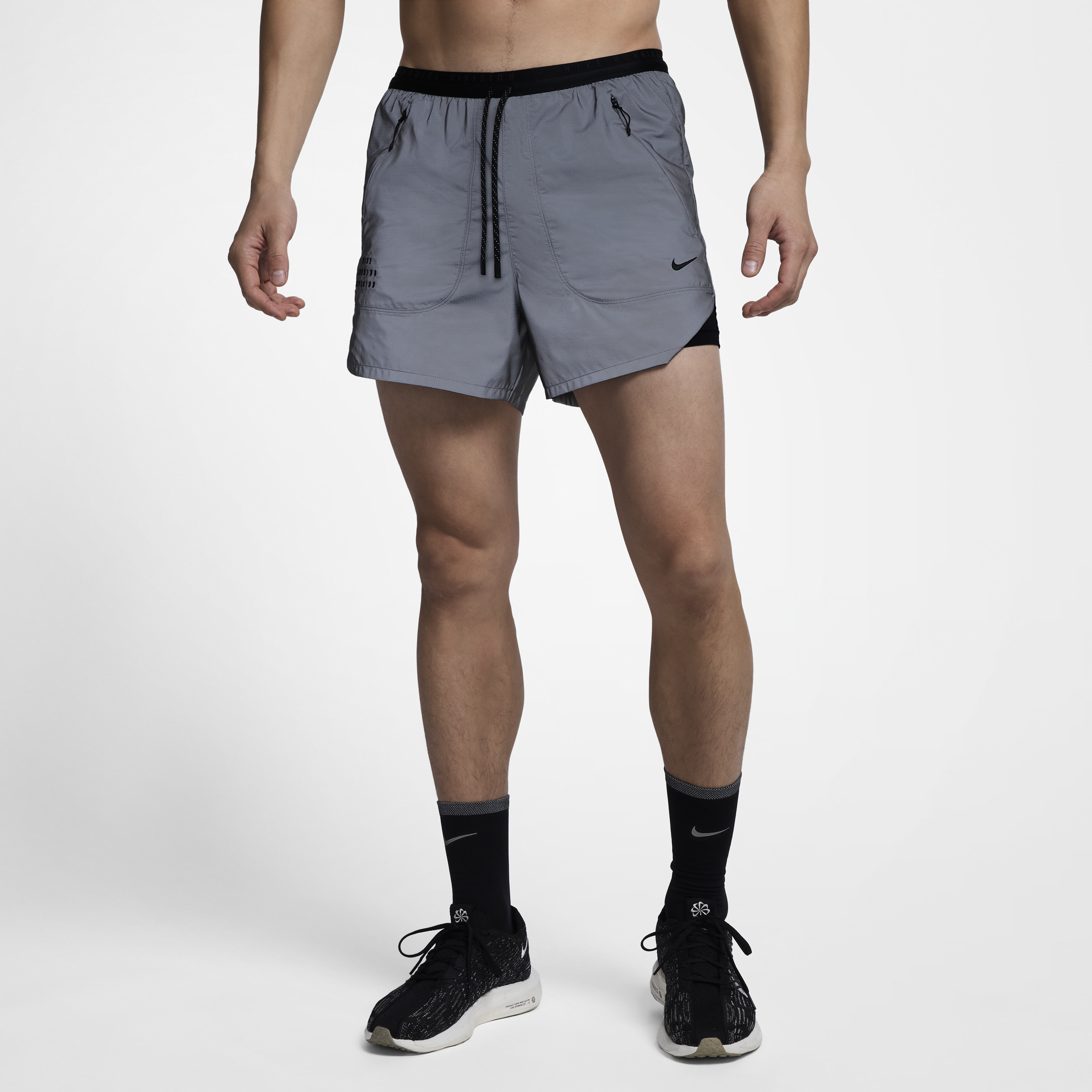 【ナイキ(NIKE)公式ストア】ナイキ ランニング ディビジョン メンズ 10cm Dri-FIT ADV リフレクティブ (再帰反射) デザイン 2イン1 ランニングショートパンツ FZ1124-035 グレー 【ナイキ(NIKE)公式ストア】ナイキ ランニング ディビジョン メンズ 10cm Dri-FIT ADV リフレクティブ (再帰反射) デザイン 2イン1 ランニングショートパンツ FZ1124-035 グレー