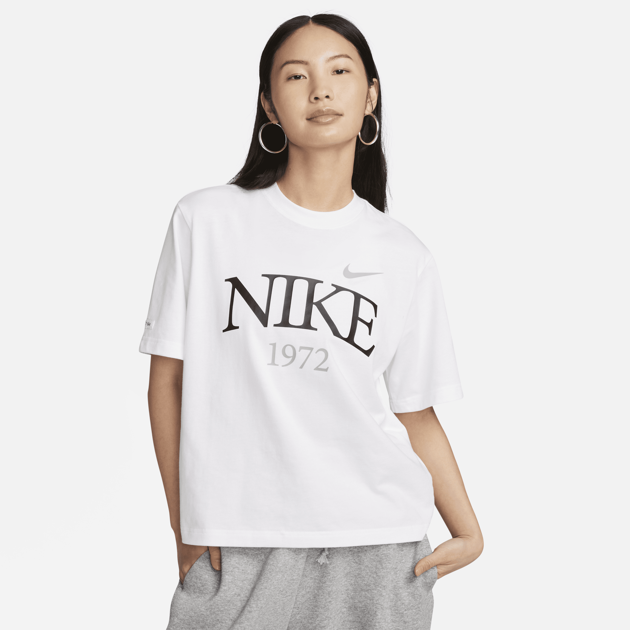 【ナイキ(NIKE)公式ストア】ナイキ スポーツウェア クラシック ウィメンズ Tシャツ FQ6601-100 ホワイト 【ナイキ(NIKE)公式ストア】ナイキ スポーツウェア クラシック ウィメンズ Tシャツ FQ6601-100 ホワイト