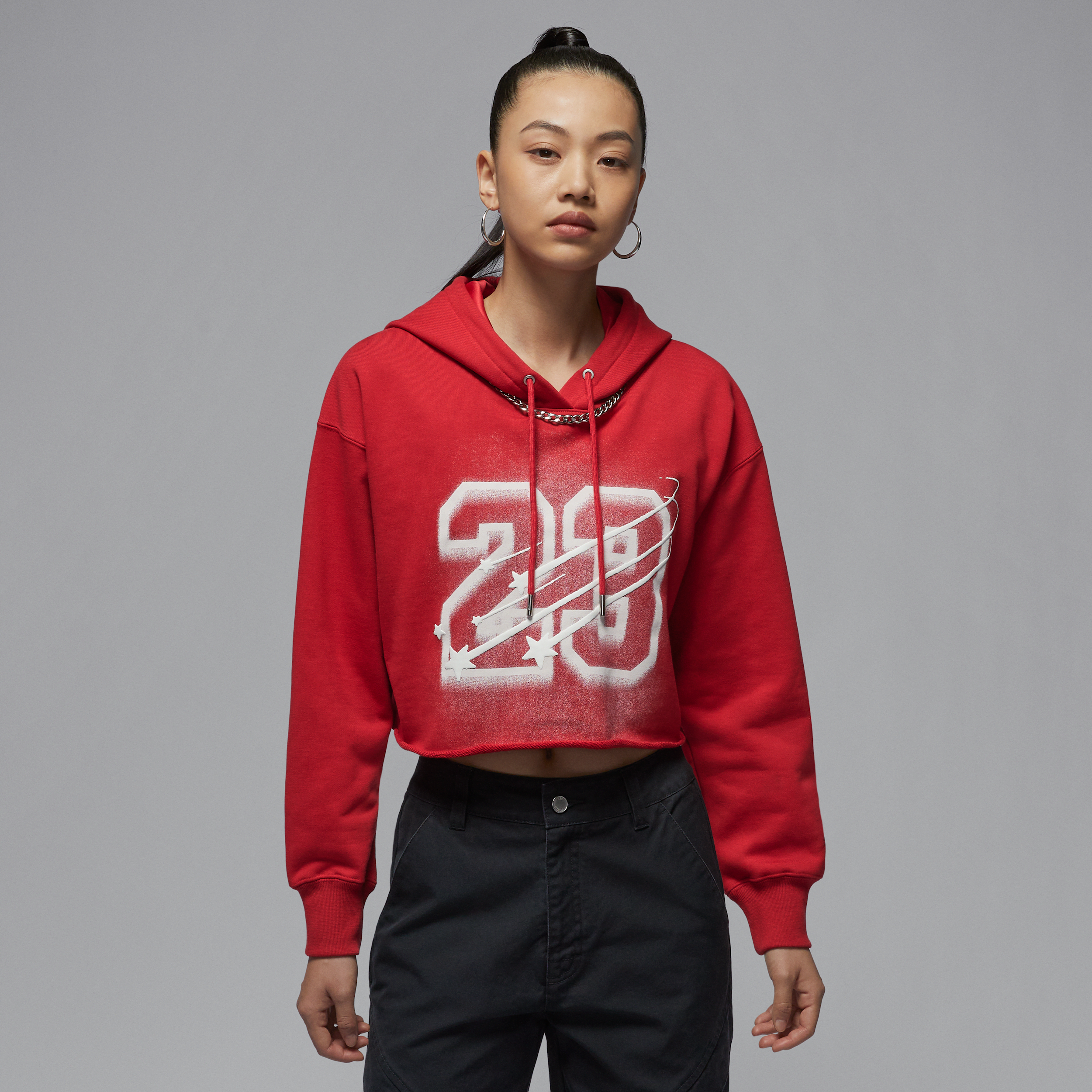 【ナイキ(NIKE)公式ストア】ジョーダン フライト フリース ウィメンズ クロップド サテン裏地付きフード パーカー HJ0146-636 レッド 【ナイキ(NIKE)公式ストア】ジョーダン フライト フリース ウィメンズ クロップド サテン裏地付きフード パーカー HJ0146-636 レッド
