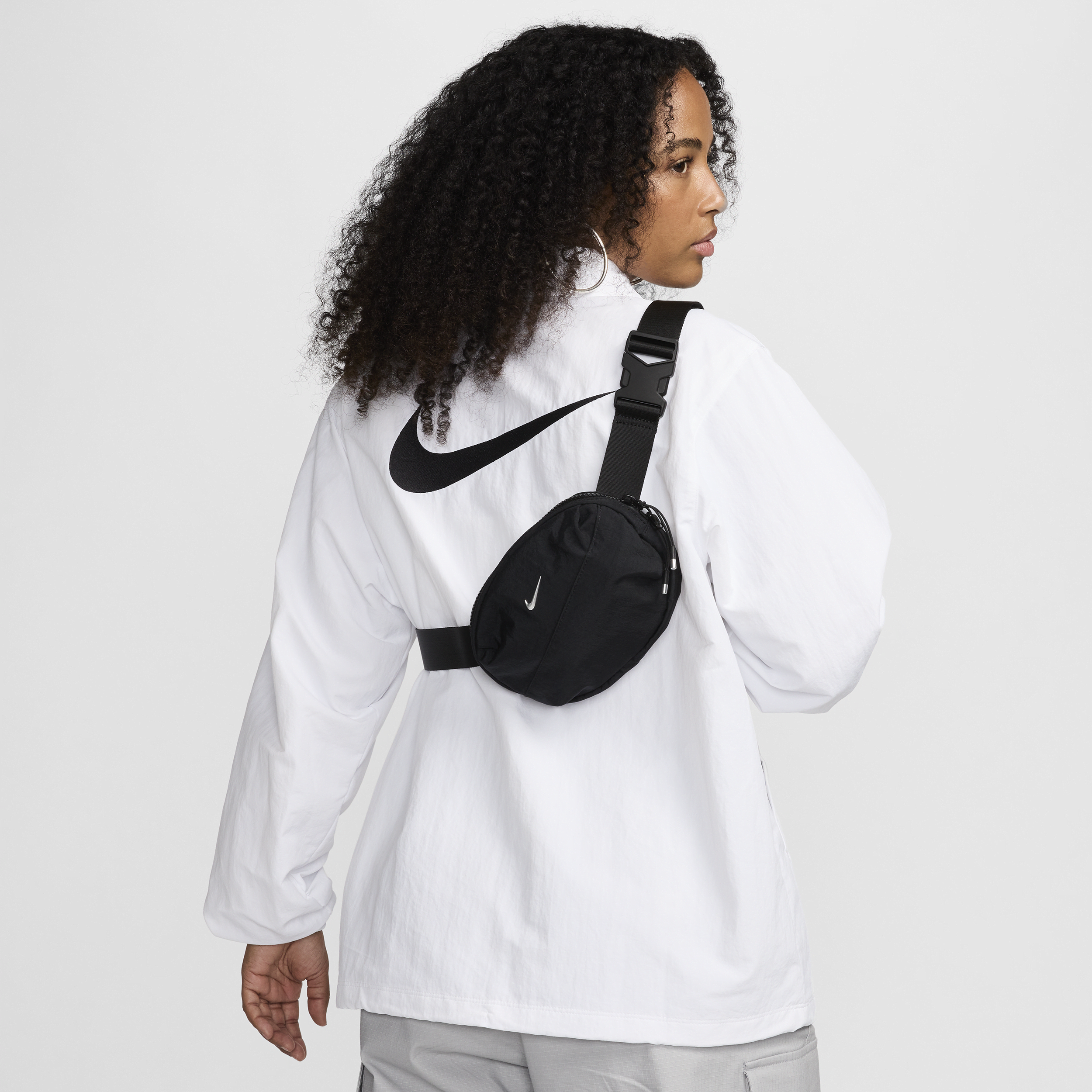 【ナイキ(NIKE)公式ストア】ナイキ オーラ クロスボディバッグ (2L) HM6120-010 ブラック 【ナイキ(NIKE)公式ストア】ナイキ オーラ クロスボディバッグ (2L) HM6120-010 ブラック