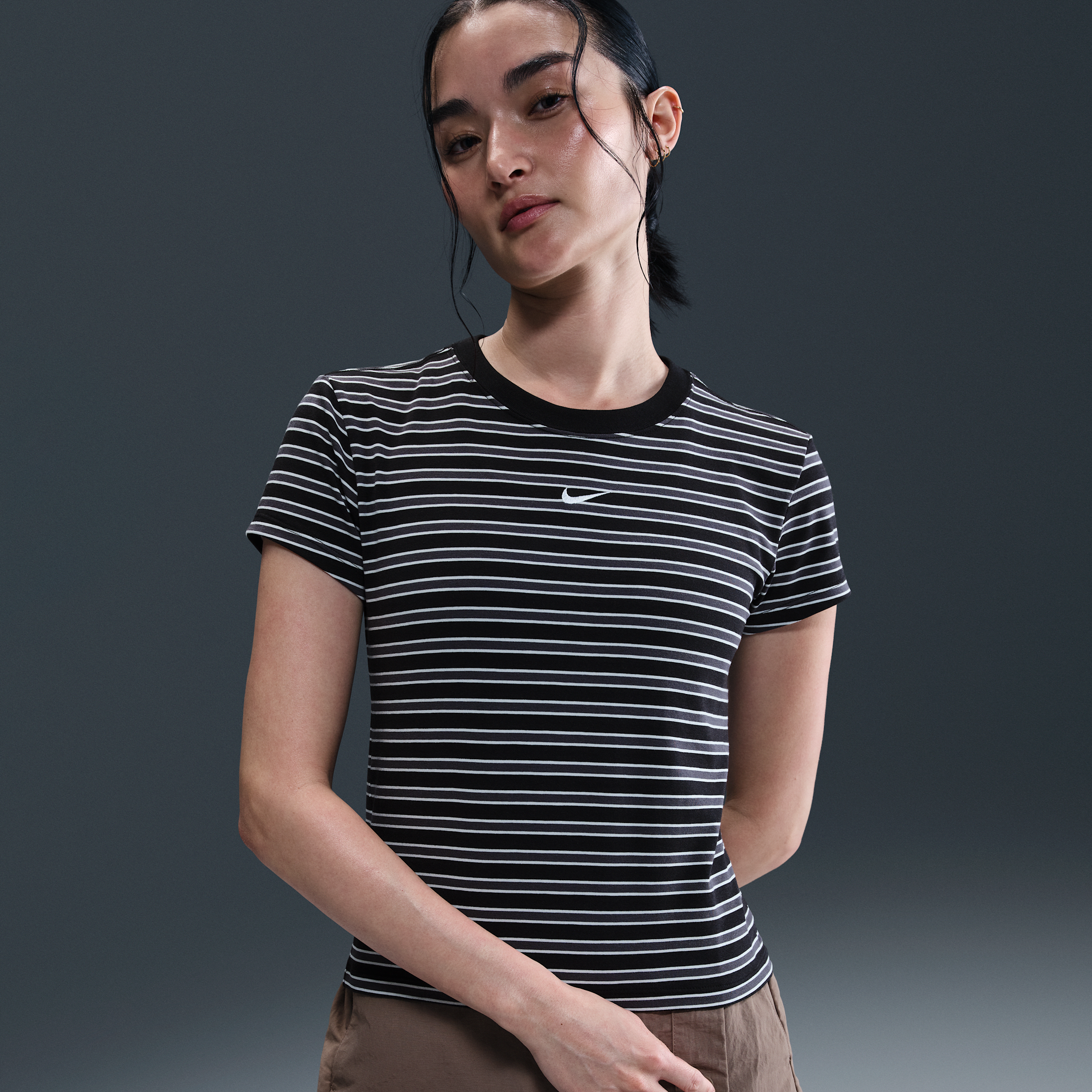 【ナイキ(NIKE)公式ストア】ナイキ スポーツウェア チル ニット ウィメンズ スリム ストライプド Tシャツ HF9525-010 ブラック 【ナイキ(NIKE)公式ストア】ナイキ スポーツウェア チル ニット ウィメンズ スリム ストライプド Tシャツ HF9525-010 ブラック