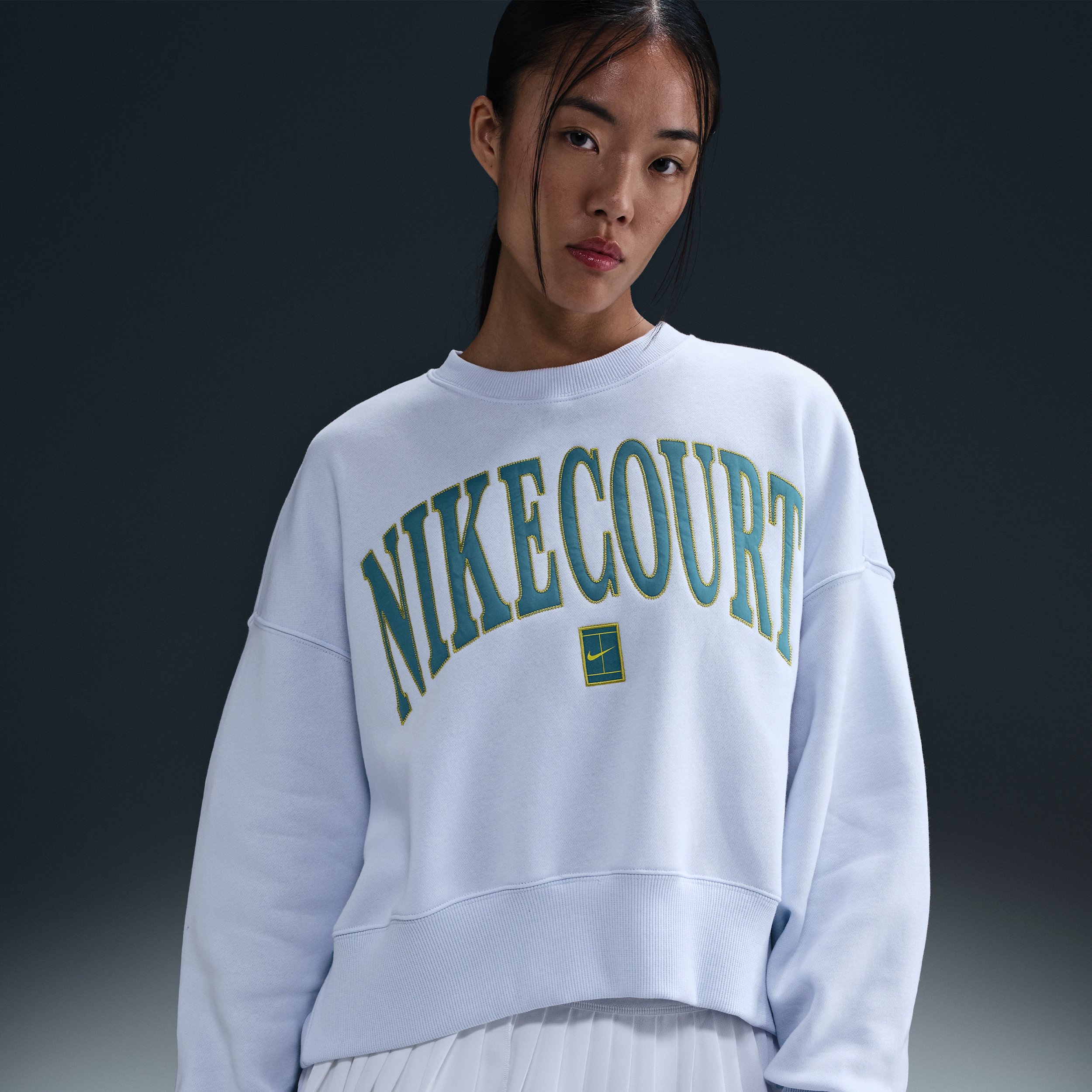 【ナイキ(NIKE)公式ストア】ナイキコート フェニックス フリース ウィメンズ オーバーオーバーサイズド クルーネック テニススウェットシャツ HQ0352-085 グレー 【ナイキ(NIKE)公式ストア】ナイキコート フェニックス フリース ウィメンズ オーバーオーバーサイズド クルーネック テニススウェットシャツ HQ0352-085 グレー