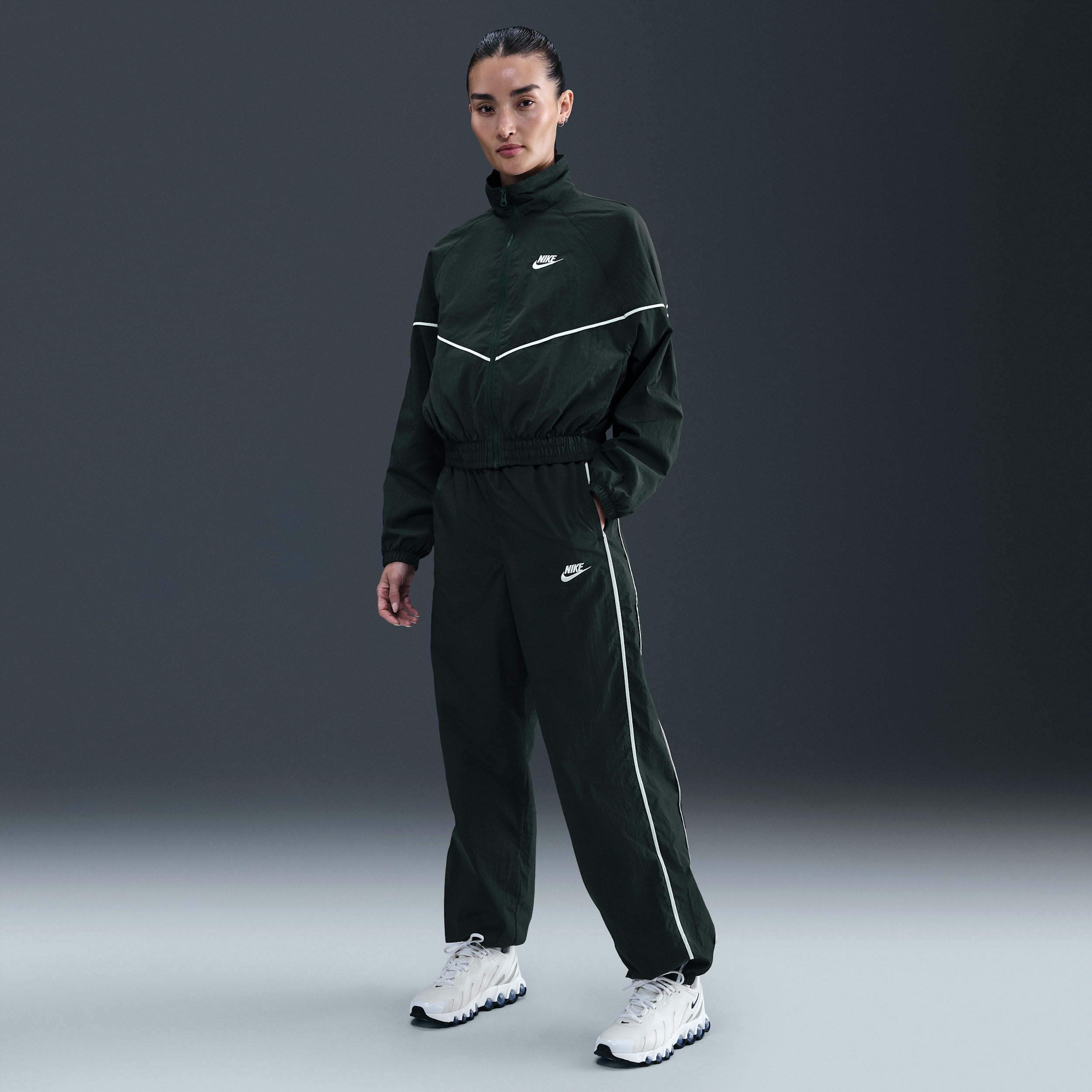 【ナイキ(NIKE)公式ストア】ナイキ スポーツウェア ウィンドランナー ウィメンズ ウーブン パンツ IM8032-390 グリーン 【ナイキ(NIKE)公式ストア】ナイキ スポーツウェア ウィンドランナー ウィメンズ ウーブン パンツ IM8032-390 グリーン