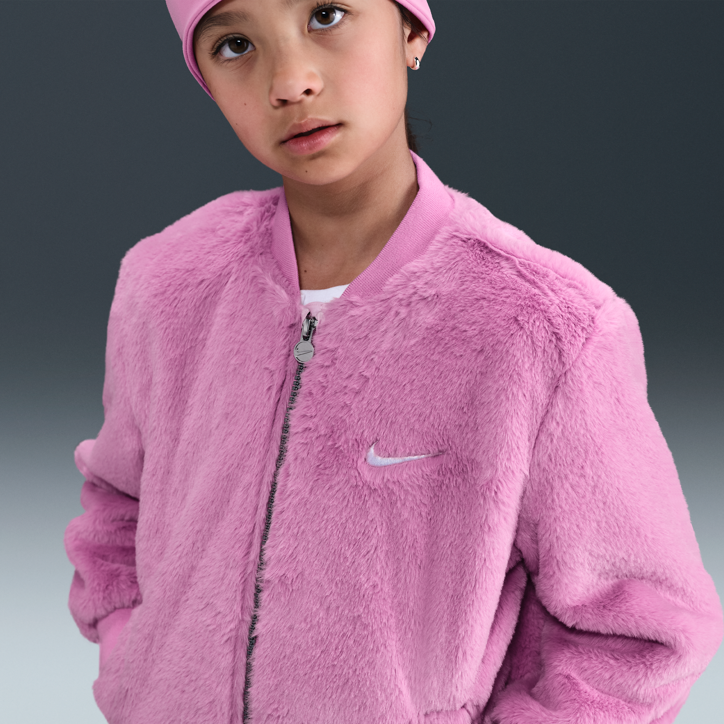 【ナイキ(NIKE)公式ストア】ナイキ リトルキッズ フェイクファー ボンバージャケット IO2521-654 ピンク 【ナイキ(NIKE)公式ストア】ナイキ リトルキッズ フェイクファー ボンバージャケット IO2521-654 ピンク