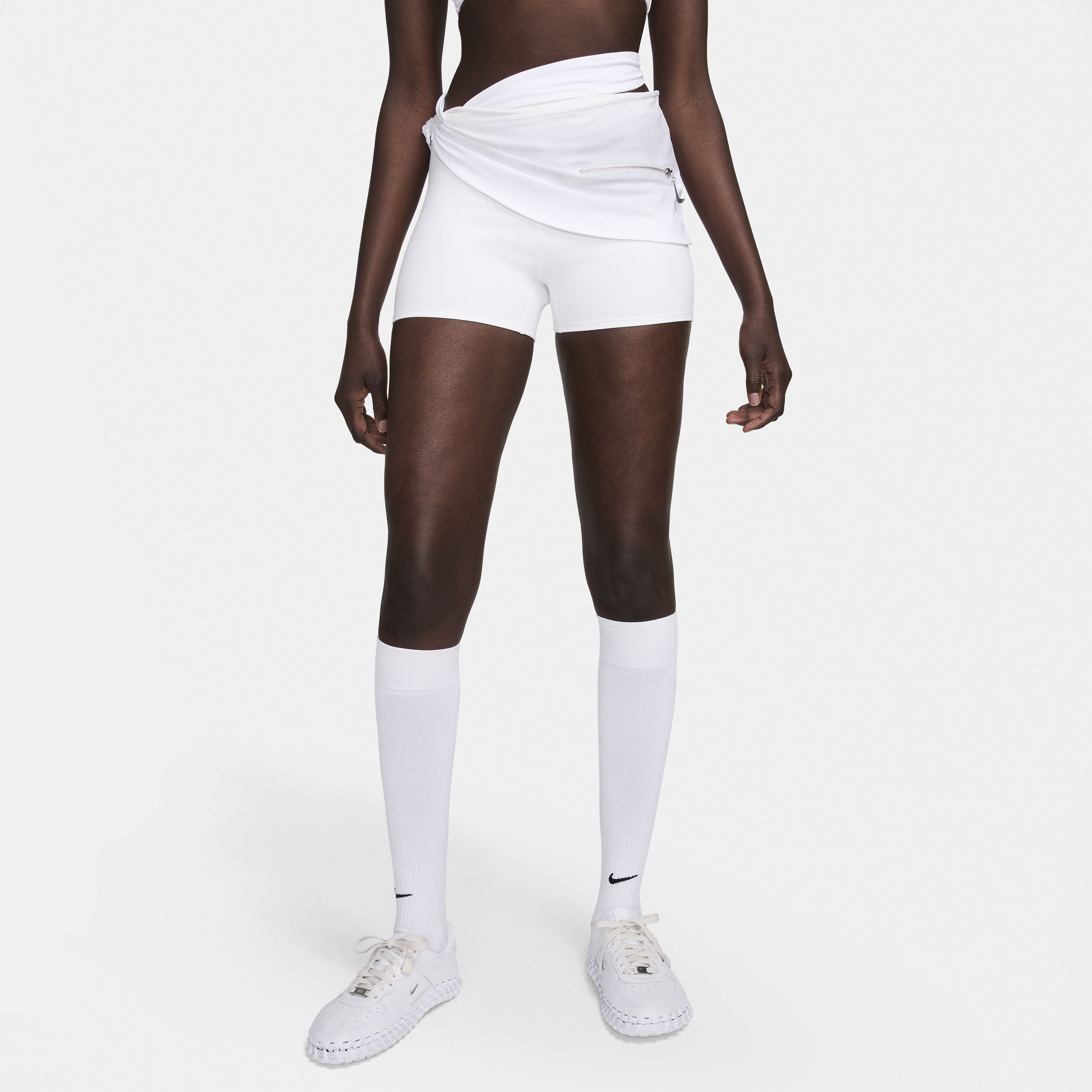 Lagdelte Nike x Jacquemus-shorts til kvinder - hvid