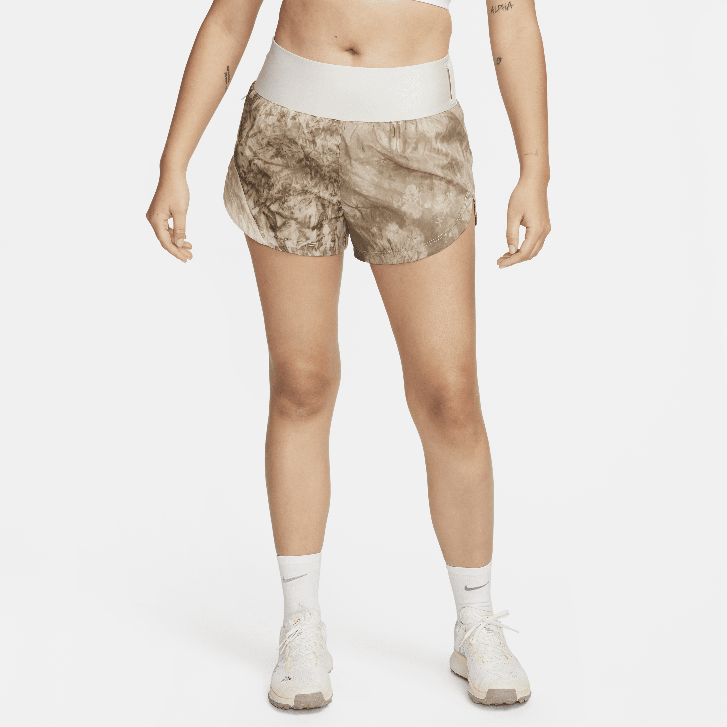 Nike Trail Repel-løbeshorts (7,5 cm) med mellemhøj talje og indershorts til kvinder - brun