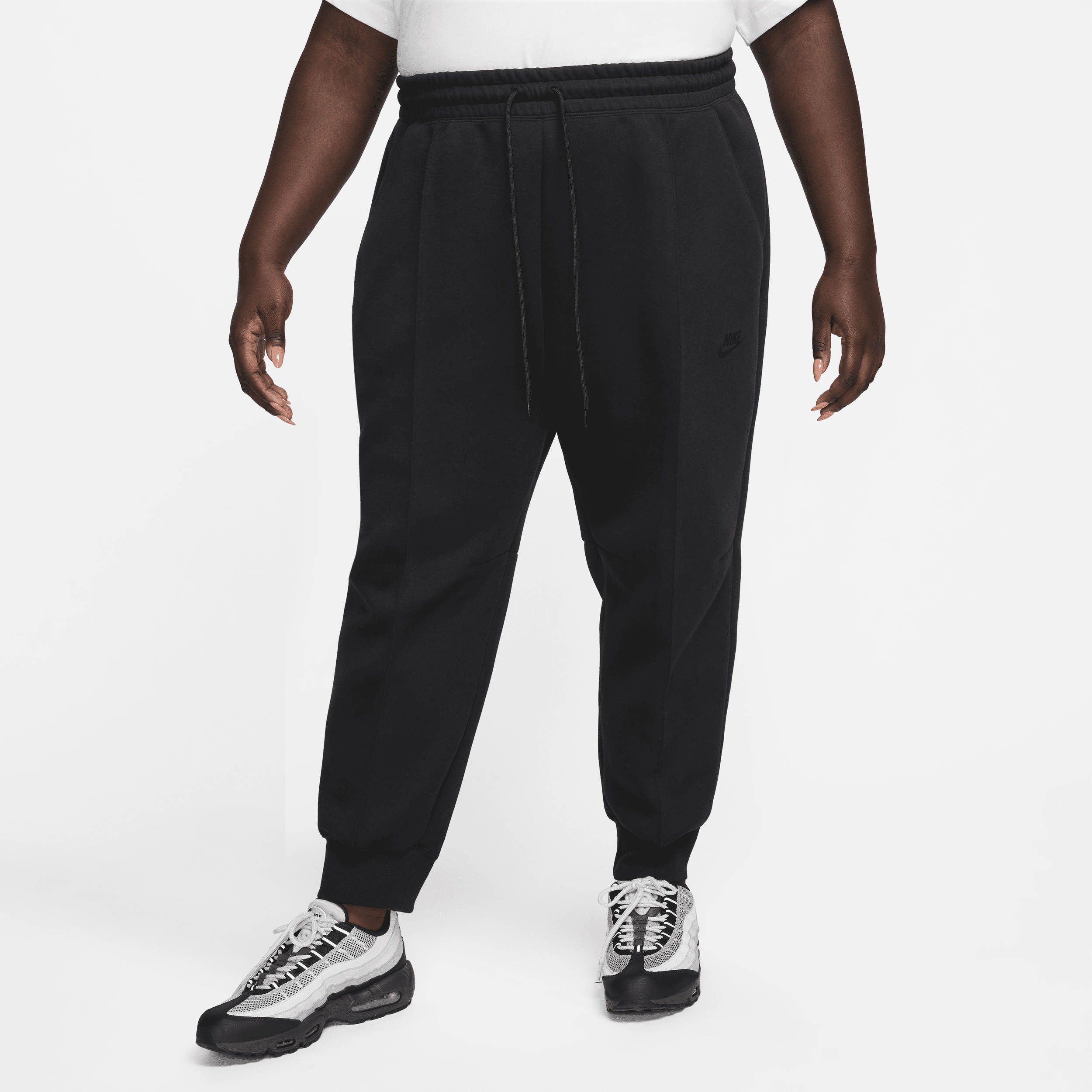 Nike Sportswear Tech Fleece joggingbroek met halfhoge taille voor dames (Plus Size) - Zwart