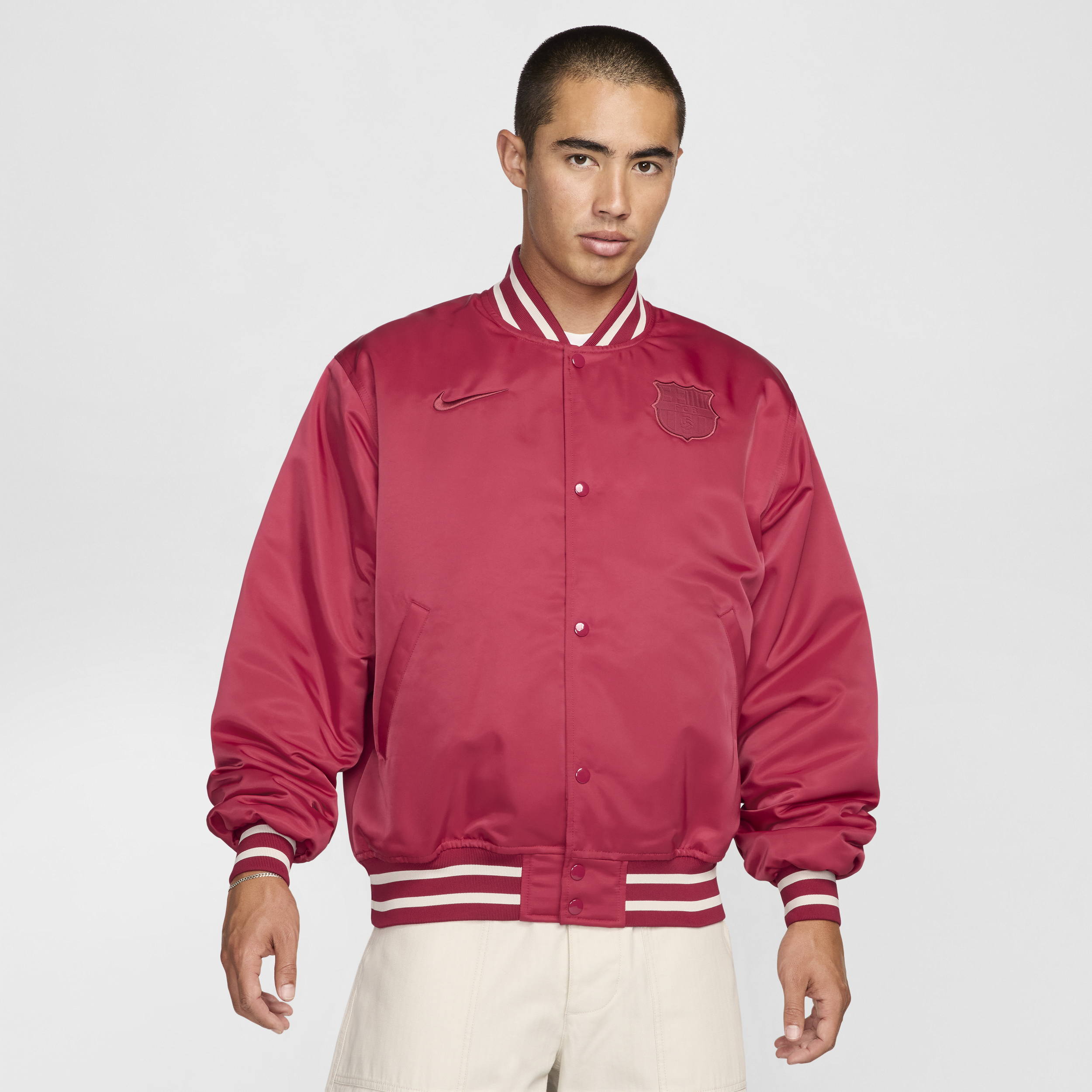 【ナイキ(NIKE)公式ストア】FC バルセロナ ホーム メンズ ナイキ サッカー サテン ダグアウト ジャケット FQ7785-620 レッド 【ナイキ(NIKE)公式ストア】FC バルセロナ ホーム メンズ ナイキ サッカー サテン ダグアウト ジャケット FQ7785-620 レッド