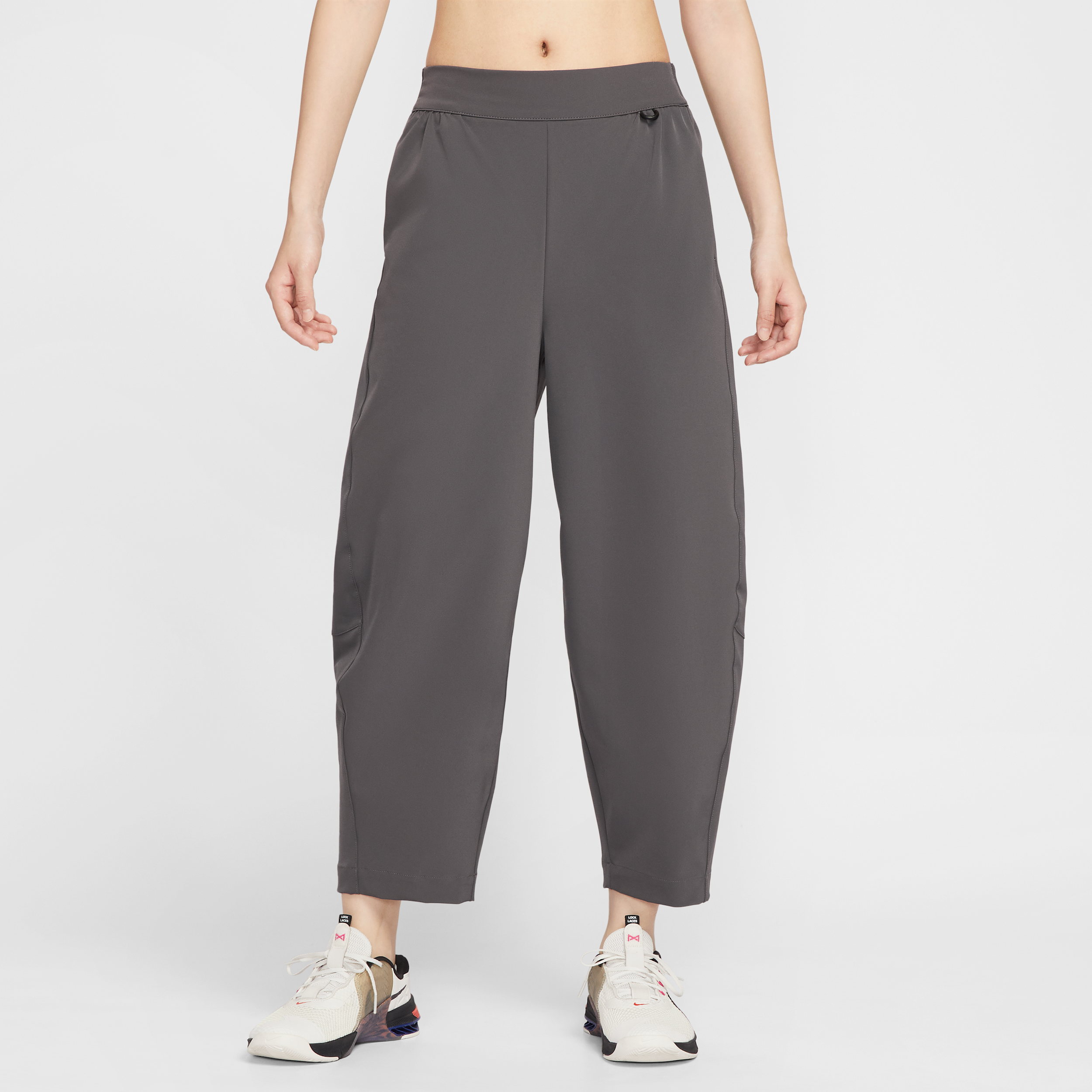 【ナイキ（NIKE）公式ストア】ナイキ 24.7 PerfectStretch ウィメンズ Dri-FIT ハイウエスト ルーズ バレルレッグ パンツ HQ0231-036 グレー