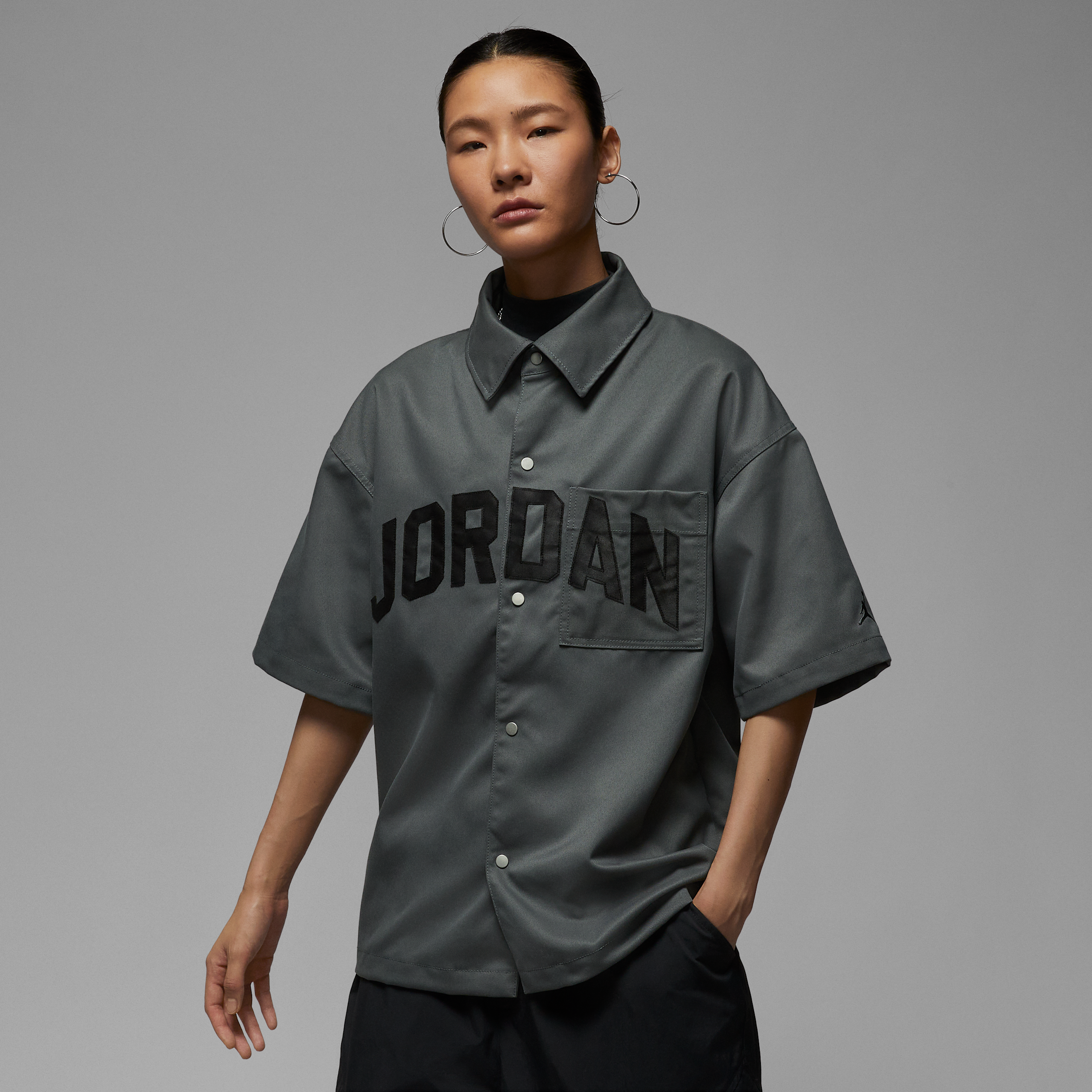 【ナイキ(NIKE)公式ストア】ジョーダン フライト ウィメンズ ウーブン ショートスリーブ トップ HQ9200-068 グレー 【ナイキ(NIKE)公式ストア】ジョーダン フライト ウィメンズ ウーブン ショートスリーブ トップ HQ9200-068 グレー
