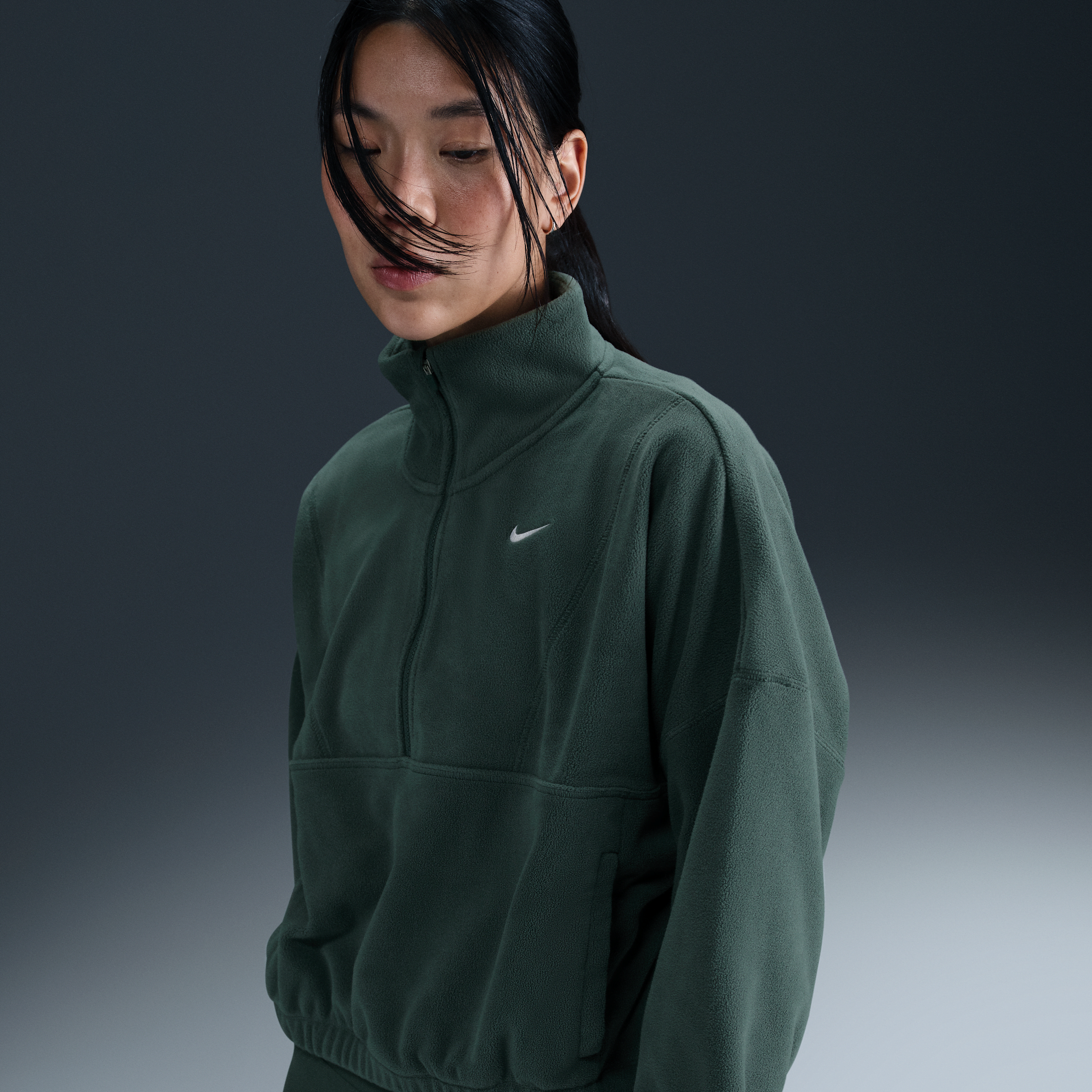 【ナイキ(NIKE)公式ストア】ナイキ ワン ウィメンズ Therma-FIT オーバーサイズド 1/2ジップ フリース トップ FV7956-338 グリーン 【ナイキ(NIKE)公式ストア】ナイキ ワン ウィメンズ Therma-FIT オーバーサイズド 1/2ジップ フリース トップ FV7956-338 グリーン
