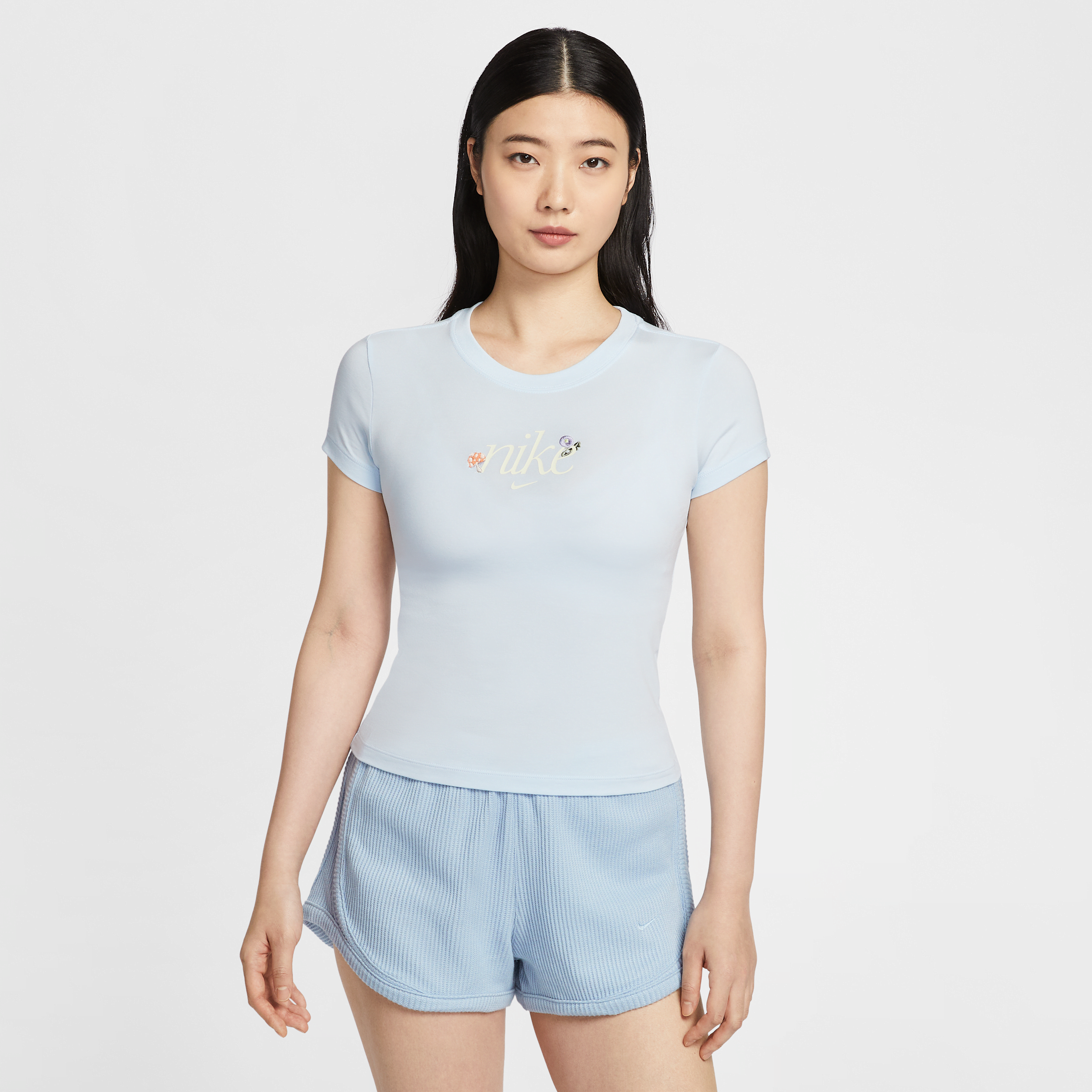 【ナイキ(NIKE)公式ストア】ナイキ スポーツウェア チル ニット ウィメンズ スリム グラフィック Tシャツ HF9723-423 ブルー 【ナイキ(NIKE)公式ストア】ナイキ スポーツウェア チル ニット ウィメンズ スリム グラフィック Tシャツ HF9723-423 ブルー