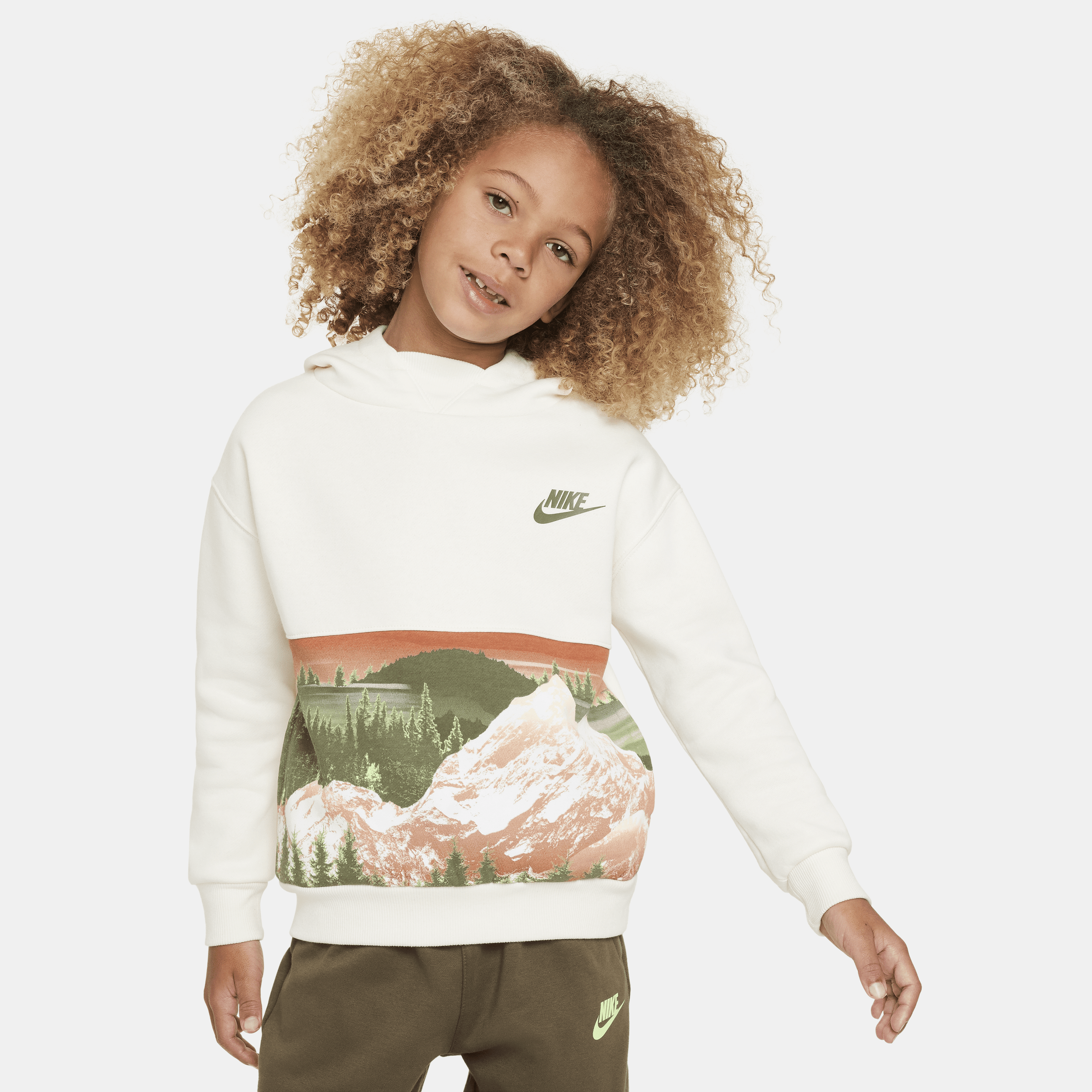 【ナイキ(NIKE)公式ストア】ナイキ スポーツウェア スノー デー フリース プリント プルオーバー リトルキッズパーカー FV5737-110 ブラウン 【ナイキ(NIKE)公式ストア】ナイキ スポーツウェア スノー デー フリース プリント プルオーバー リトルキッズパーカー FV5737-110 ブラウン