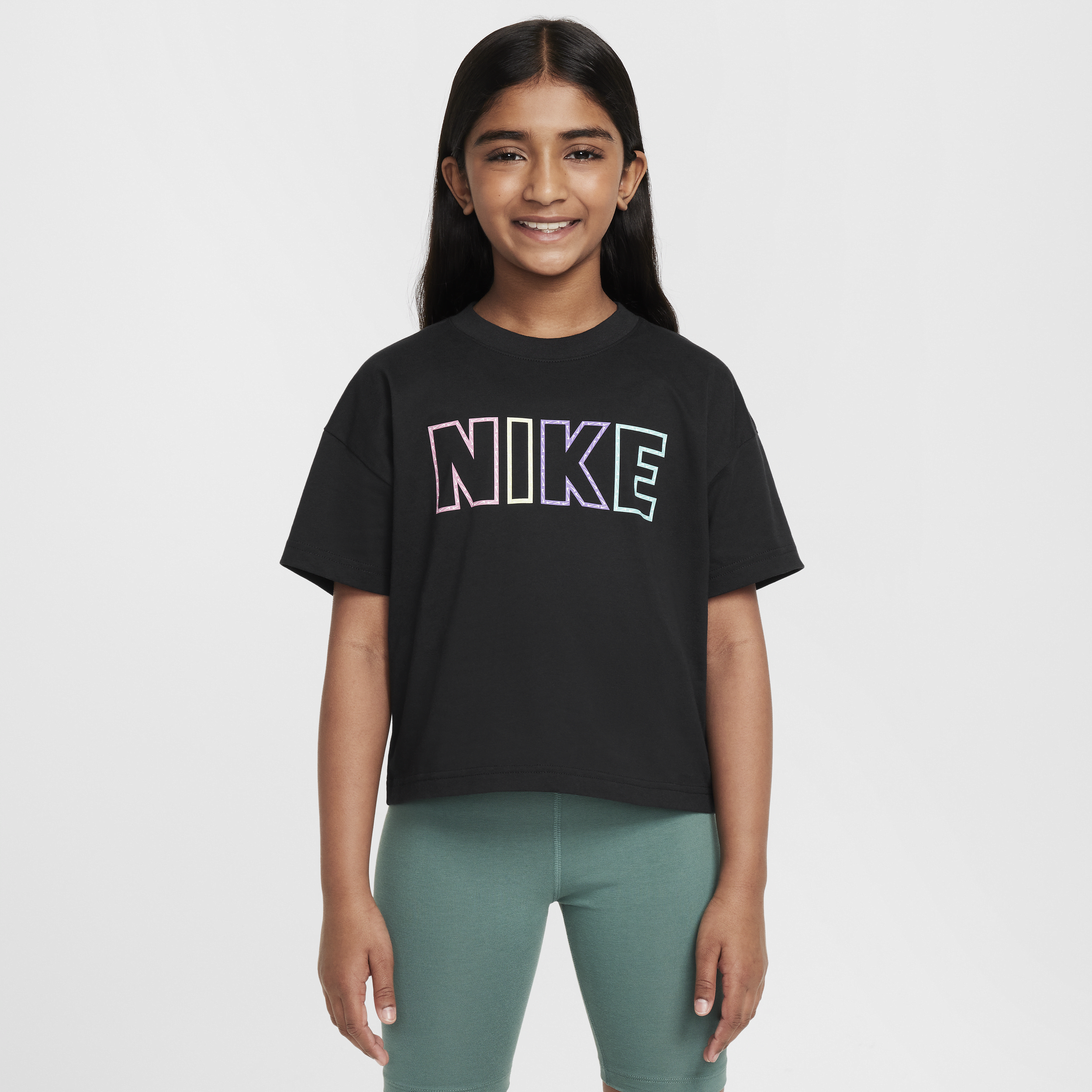 【ナイキ(NIKE)公式ストア】ナイキ スポーツウェア エッセンシャル ジュニア (ガールズ) Tシャツ FZ5561-010 ブラック 【ナイキ(NIKE)公式ストア】ナイキ スポーツウェア エッセンシャル ジュニア (ガールズ) Tシャツ FZ5561-010 ブラック