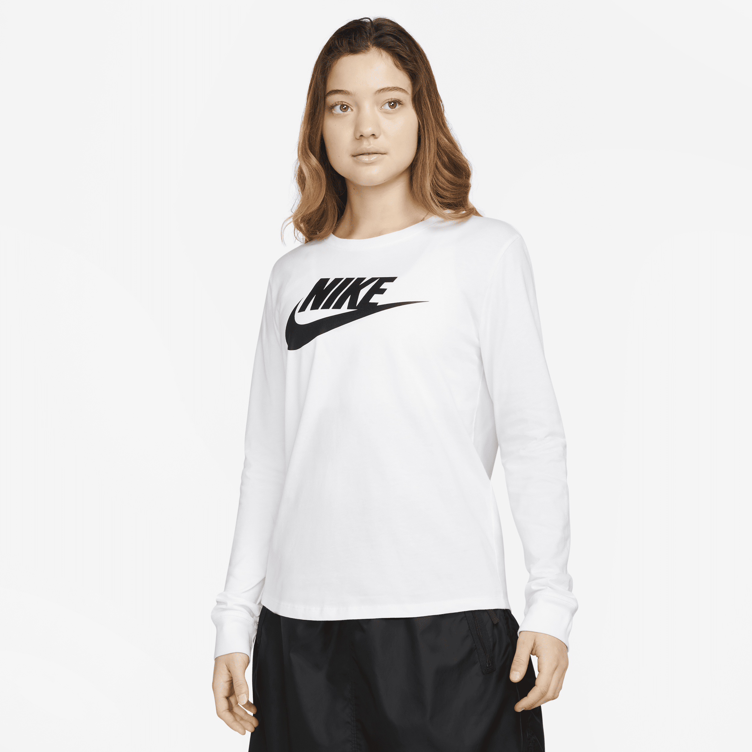【ナイキ(NIKE)公式ストア】ナイキ スポーツウェア エッセンシャル ウィメンズ ロングスリーブ ロゴ Tシャツ FJ0442-100 ホワイト 【ナイキ(NIKE)公式ストア】ナイキ スポーツウェア エッセンシャル ウィメンズ ロングスリーブ ロゴ Tシャツ FJ0442-100 ホワイト