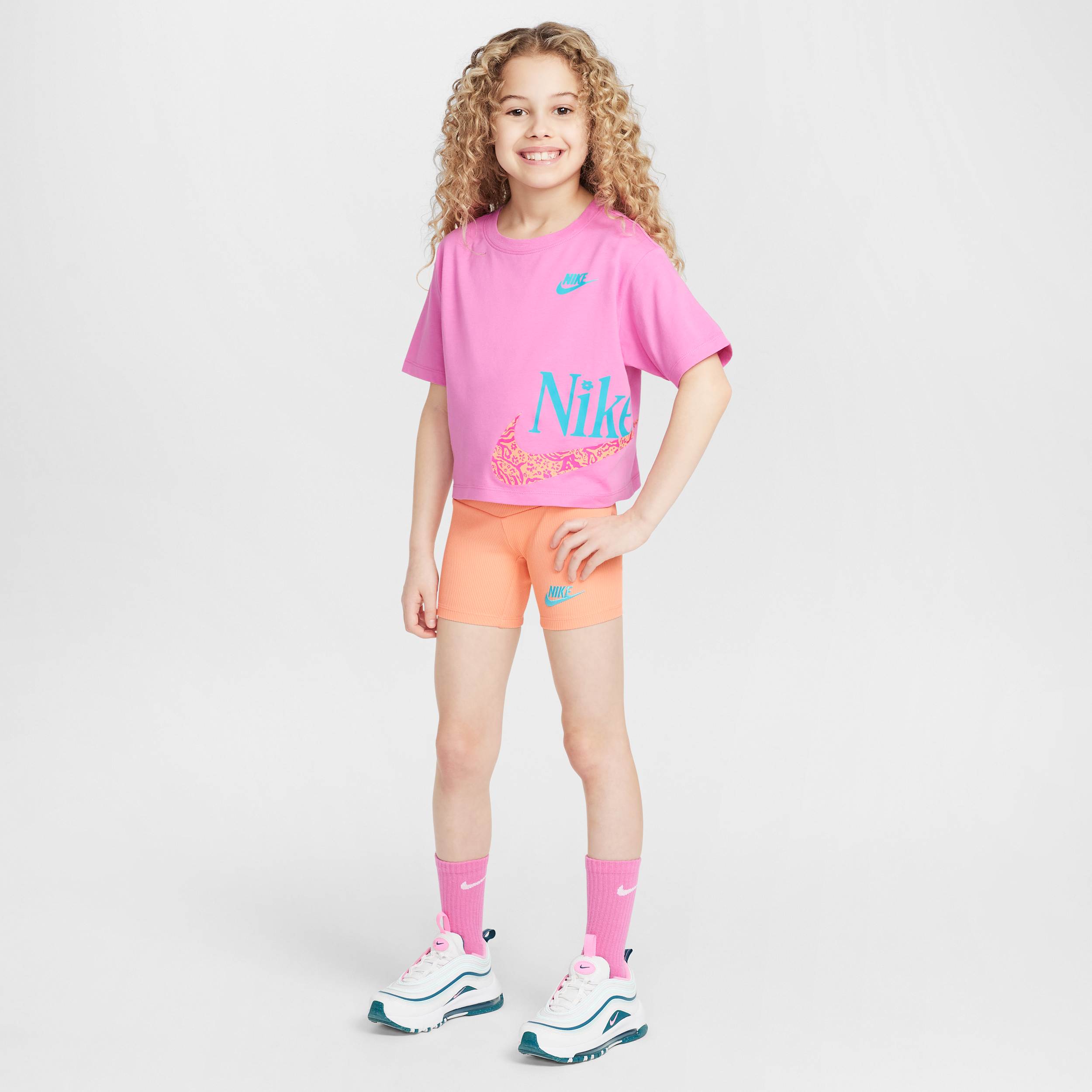 【ナイキ(NIKE)公式ストア】ナイキ リトルキッズ ワイルド フラワー ボクシー Tシャツ アンド ショートパンツ セットアップ II2995-844 オレンジ 【ナイキ(NIKE)公式ストア】ナイキ リトルキッズ ワイルド フラワー ボクシー Tシャツ アンド ショートパンツ セットアップ II2995-844 オレンジ