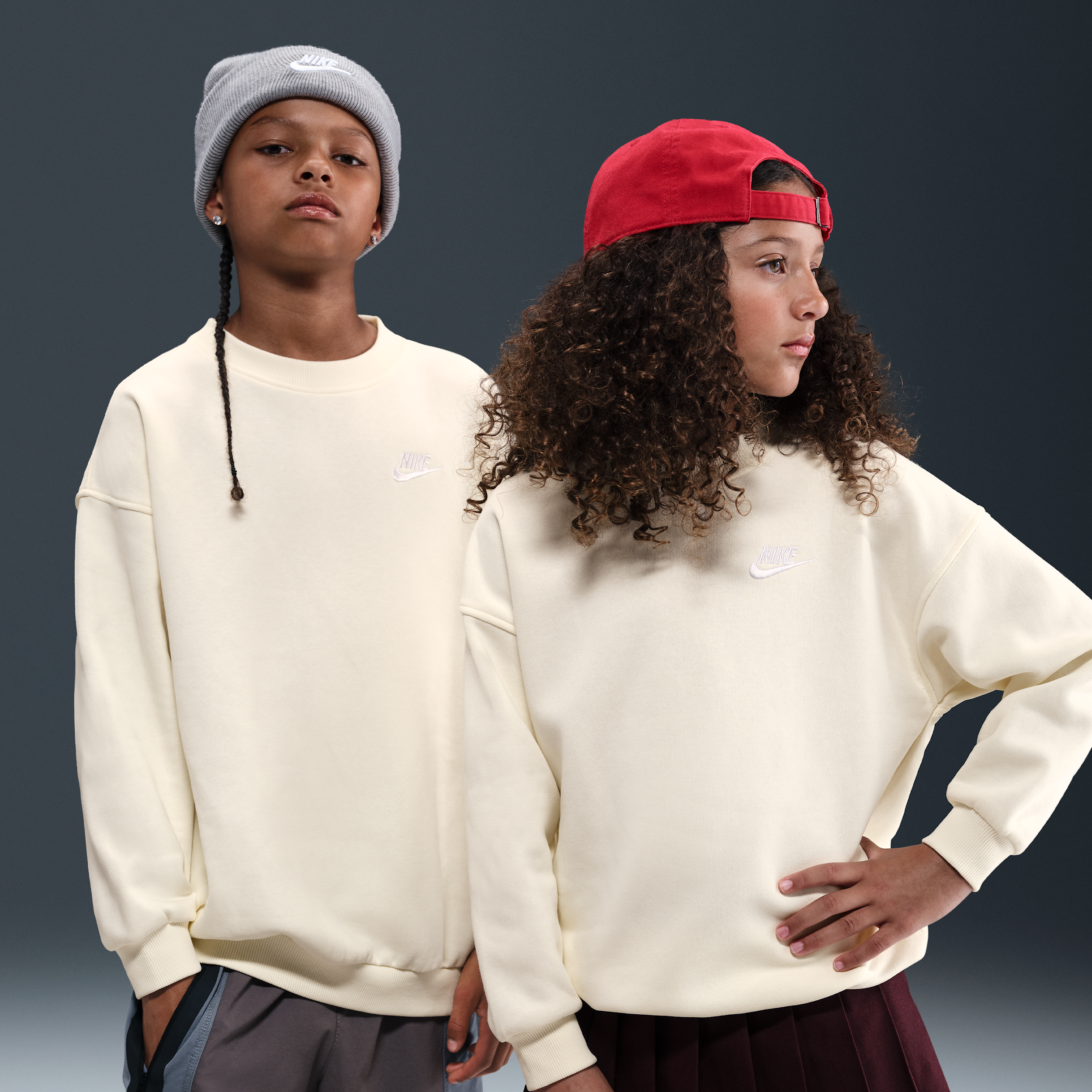 【ナイキ（NIKE）公式ストア】ナイキ スポーツウェア クラブ フリース ジュニア オーバーサイズ スウェットシャツ FD2923-047 ブラウン