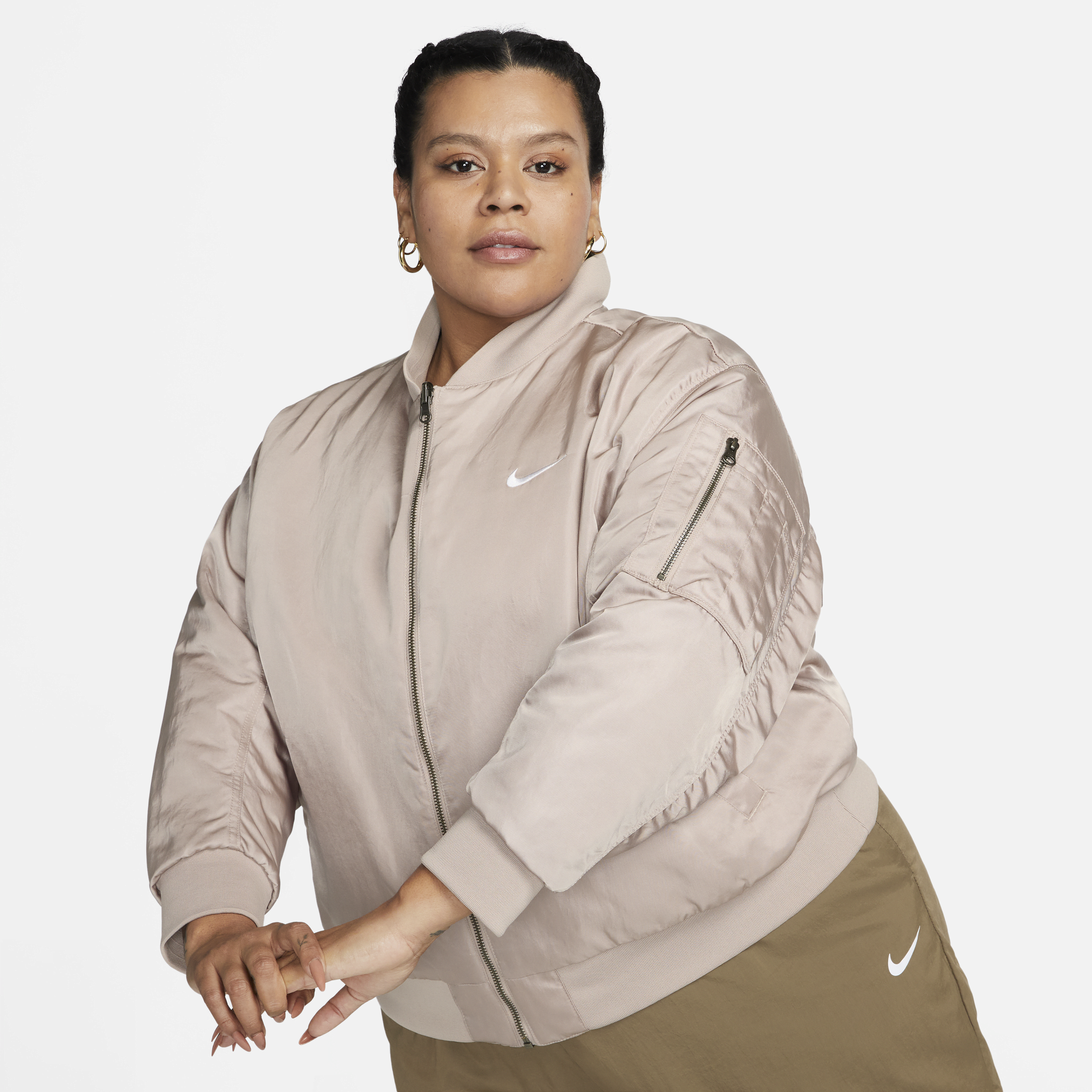 Vendbar Nike Sportswear Varsity-bomberjakke til kvinder (plus size) - brun