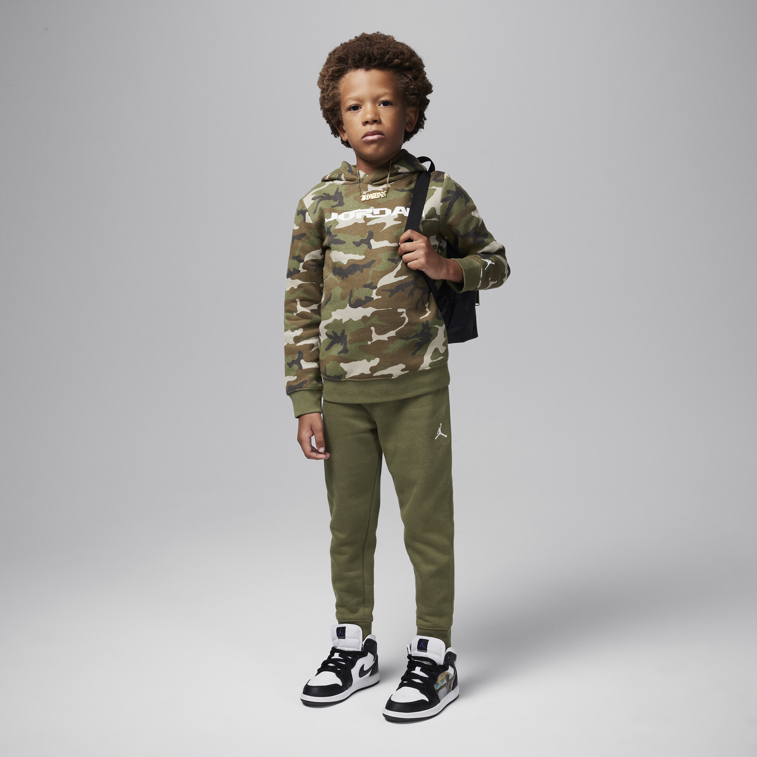【ナイキ(NIKE)公式ストア】ジョーダン リトルキッズ MVP カモ フリース ツーピース プルオーバー パーカー セットアップ HQ7201-222 グリーン 【ナイキ(NIKE)公式ストア】ジョーダン リトルキッズ MVP カモ フリース ツーピース プルオーバー パーカー セットアップ HQ7201-222 グリーン