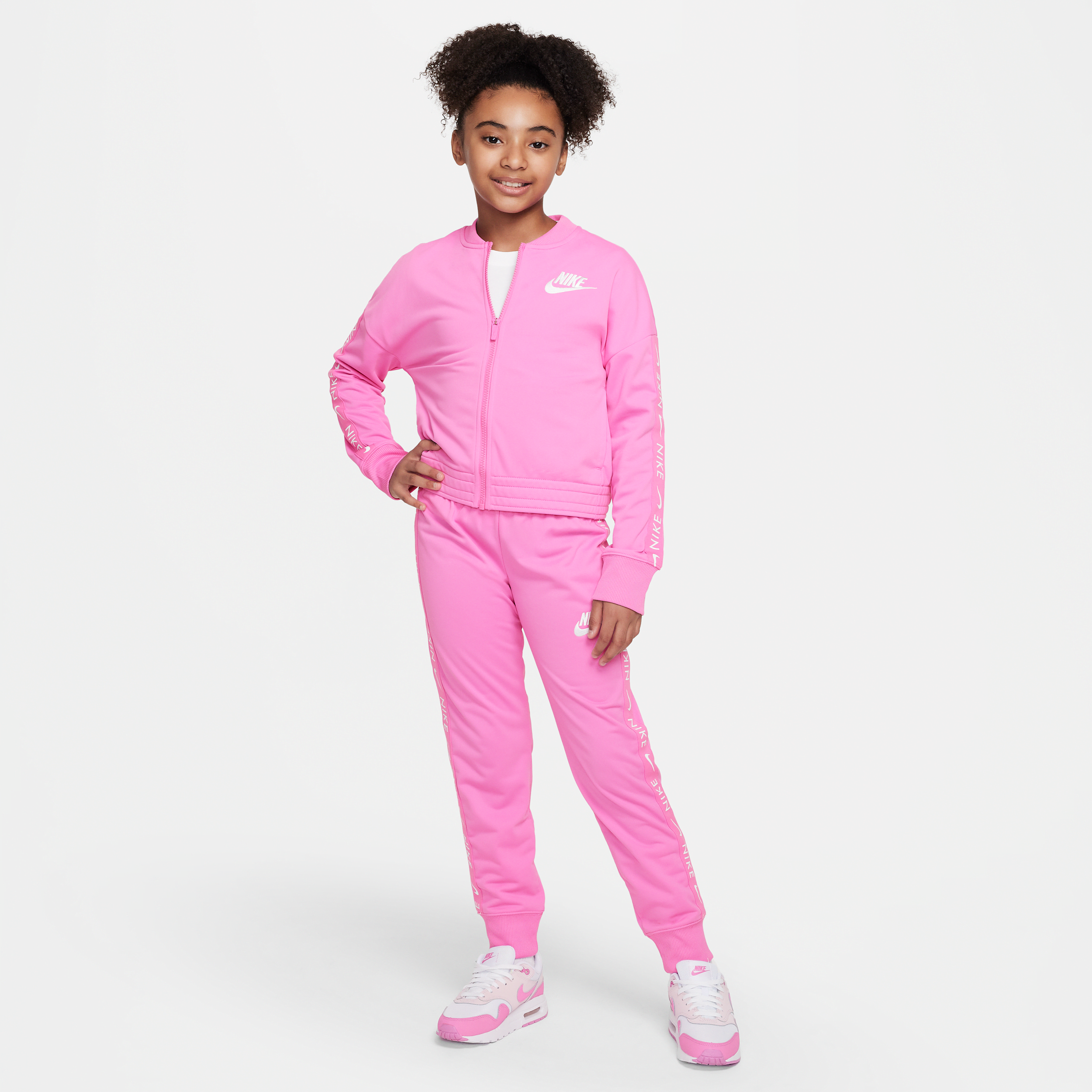 【ナイキ（NIKE）公式ストア】ナイキ スポーツウェア ジュニアトラックスーツ CU8374-675 ピンク