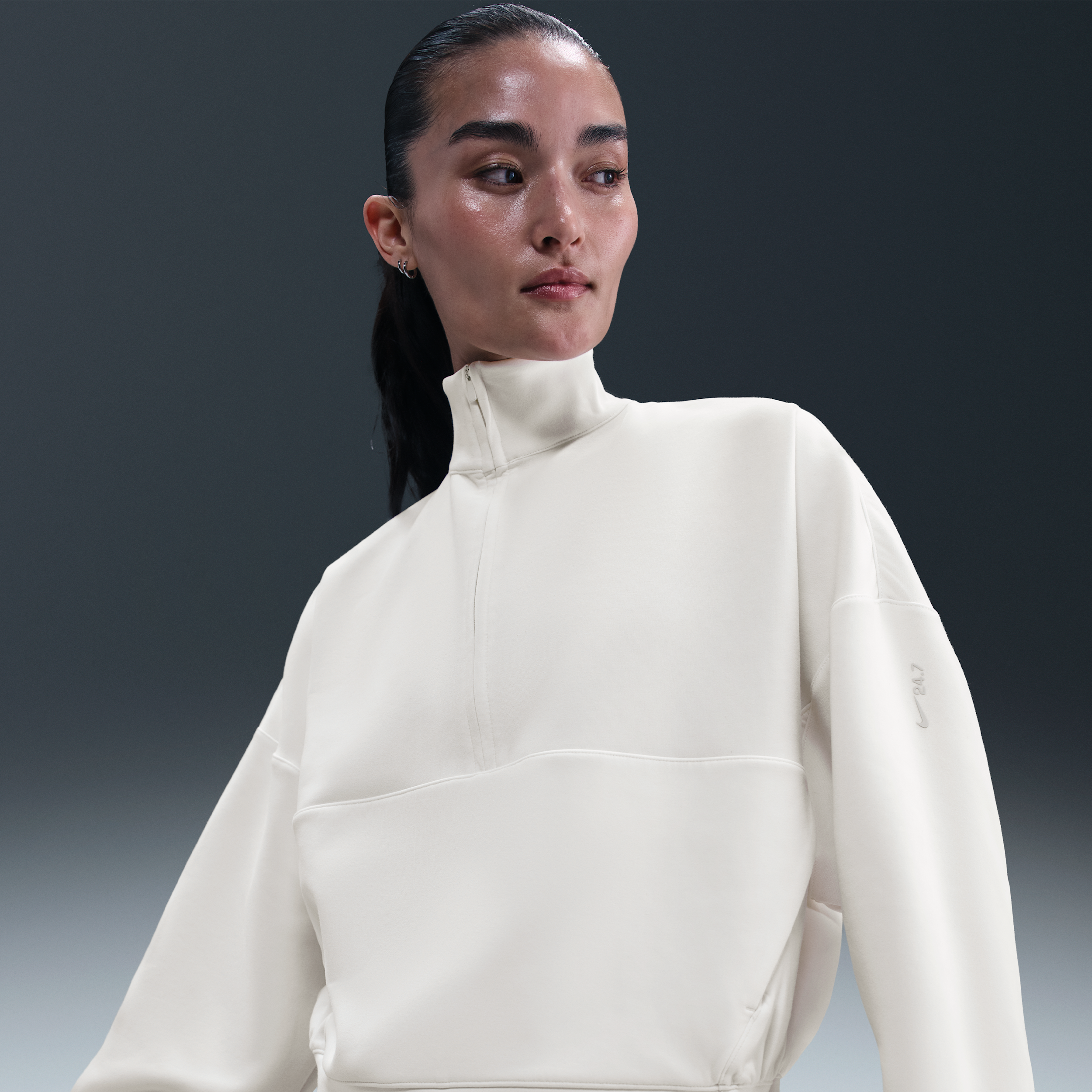 【ナイキ（NIKE）公式ストア】ナイキ 24.7 ImpossiblySoft ウィメンズ Dri-FIT オーバーサイズド 1/2ジップ トップ HQ8189-133 ホワイト