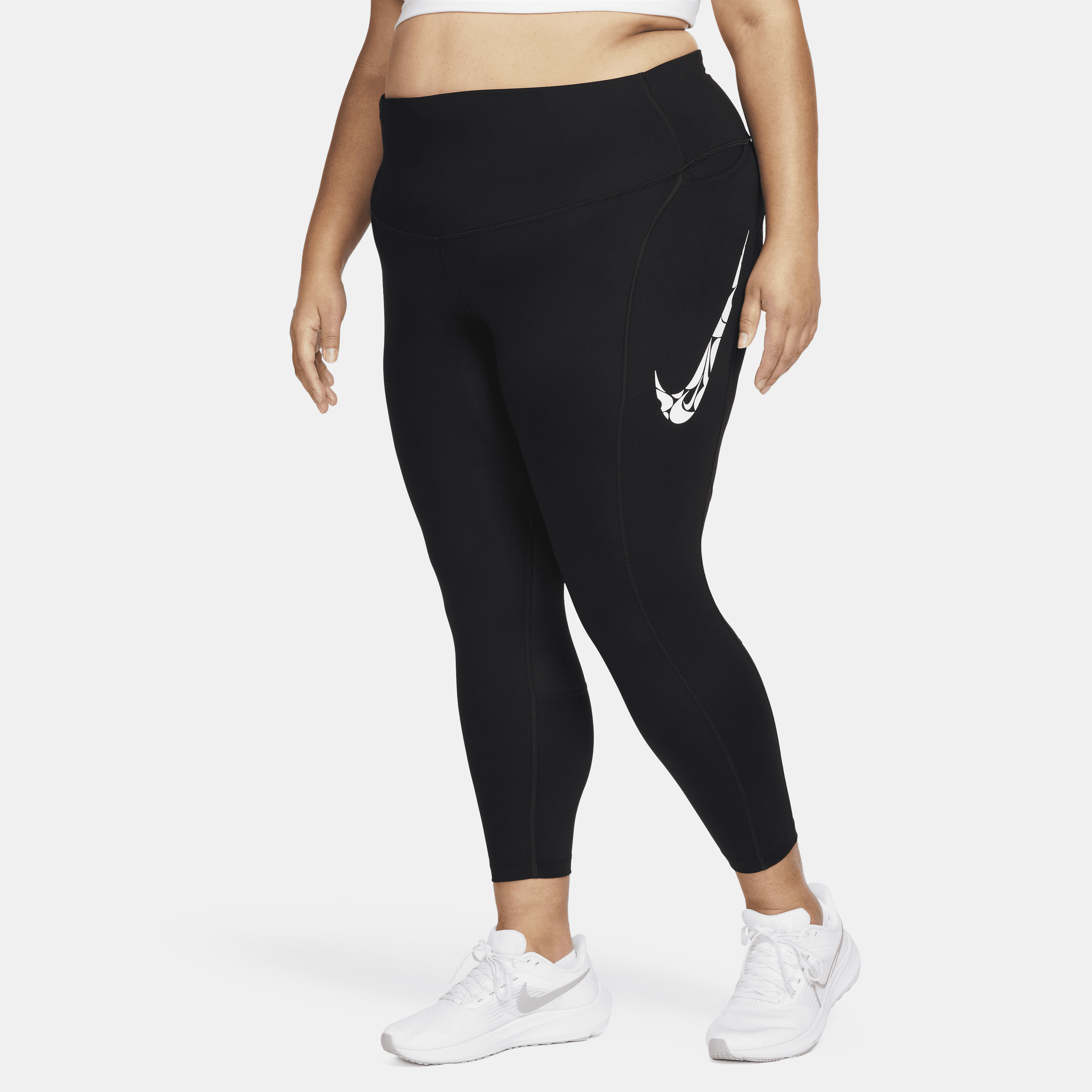 Nike Fast 7/8-hardlooplegging met halfhoge taille en zakken voor dames (Plus Size) - Zwart