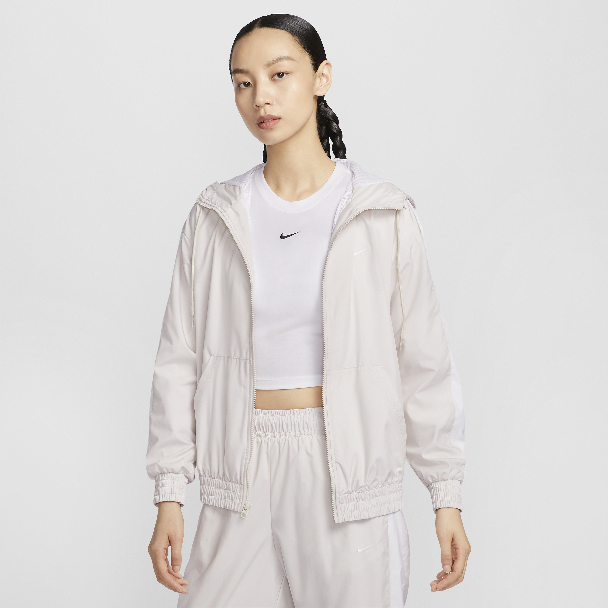 【ナイキ(NIKE)公式ストア】ナイキ スポーツウェア クラシック ウーブン ウィメンズ ルーズ UV プロテクション フーデッド ジャケット FV6299-104 ブラウン 【ナイキ(NIKE)公式ストア】ナイキ スポーツウェア クラシック ウーブン ウィメンズ ルーズ UV プロテクション フーデッド ジャケット FV6299-104 ブラウン