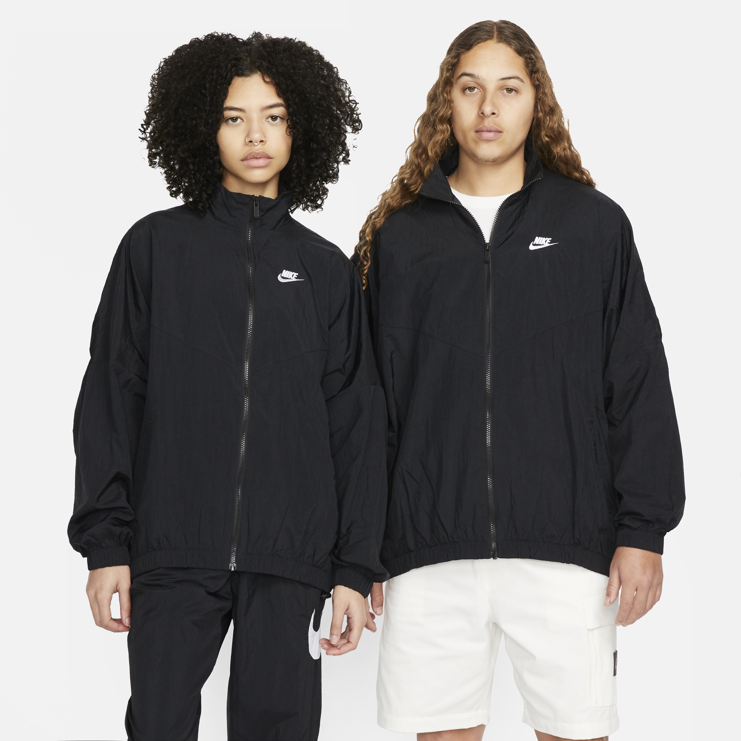 Vævet Nike Sportswear Essential Windrunner-jakke til kvinder - sort