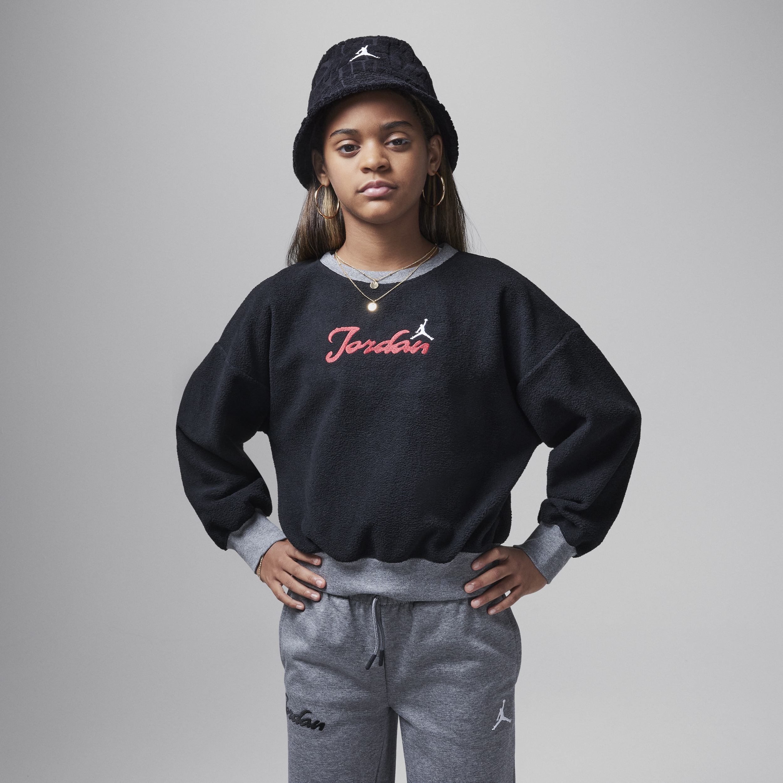 【ナイキ(NIKE)公式ストア】ジョーダン ジュニア メタエンチャントメント コージー クルー HQ8191-010 ブラック 【ナイキ(NIKE)公式ストア】ジョーダン ジュニア メタエンチャントメント コージー クルー HQ8191-010 ブラック