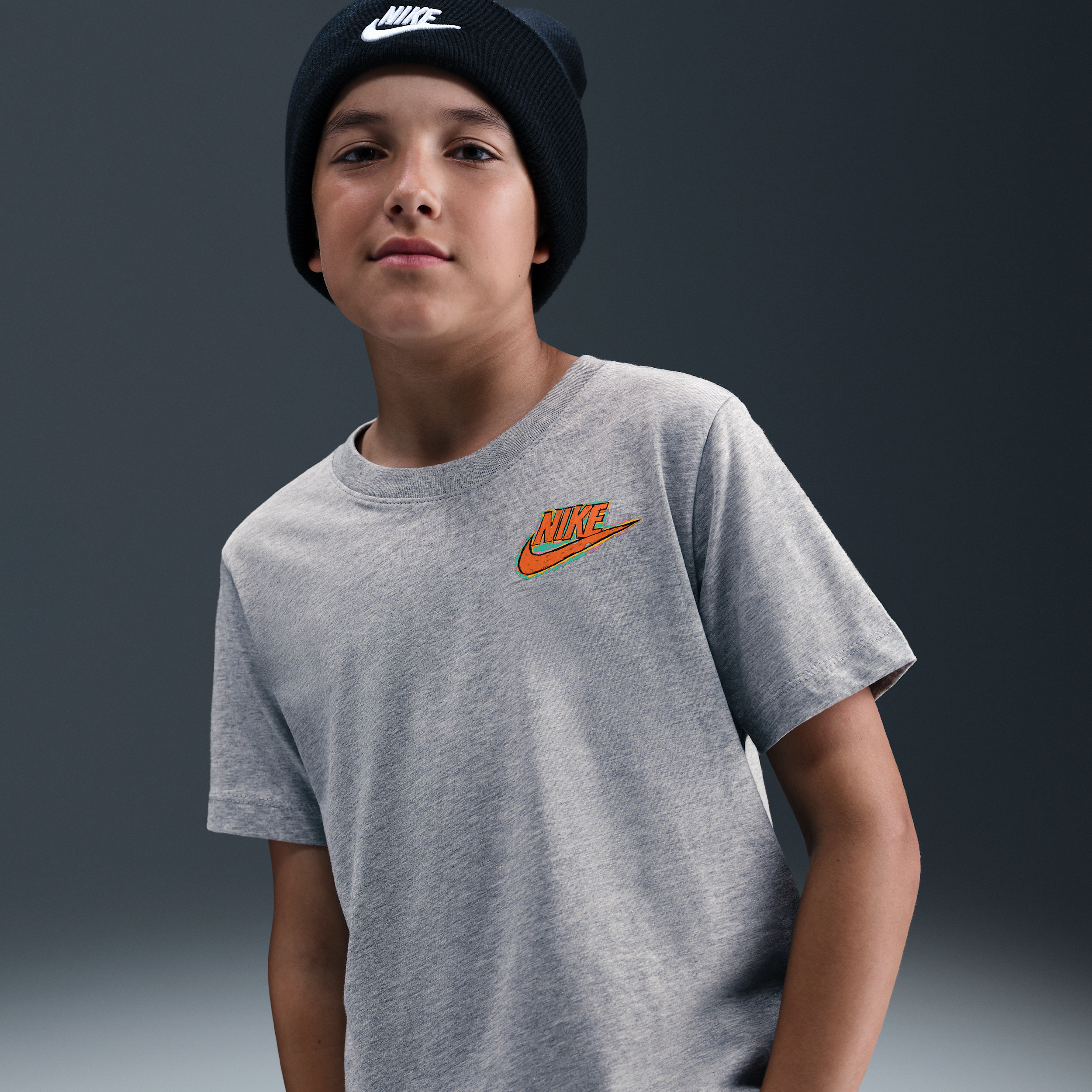 【ナイキ(NIKE)公式ストア】ナイキ スポーツウェア ジュニア Tシャツ HV5212-063 グレー 【ナイキ(NIKE)公式ストア】ナイキ スポーツウェア ジュニア Tシャツ HV5212-063 グレー