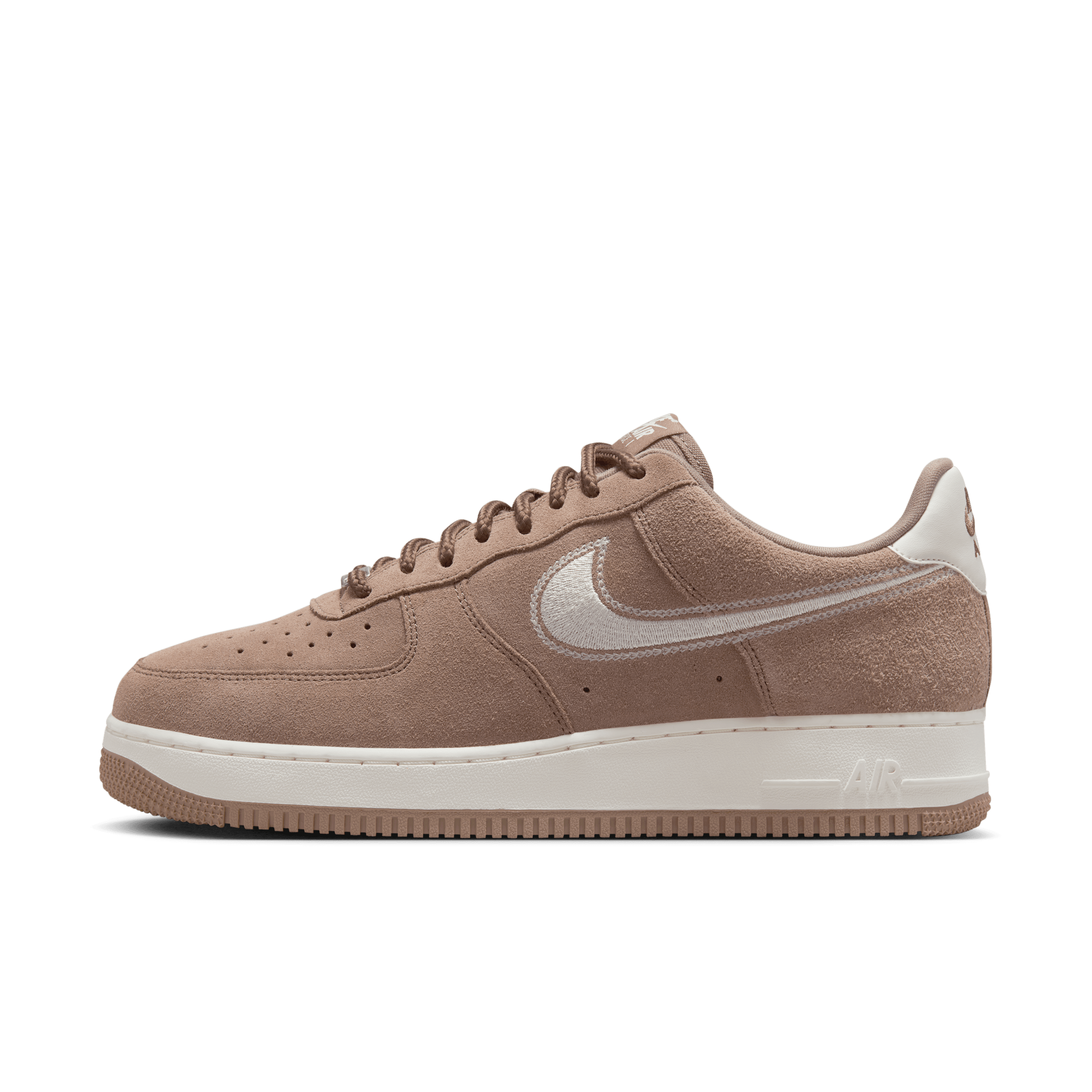 【ナイキ(NIKE)公式ストア】ナイキ エア フォース 1 '07 LV8 メンズシューズ HJ4465-200 ブラウン 【ナイキ(NIKE)公式ストア】ナイキ エア フォース 1 '07 LV8 メンズシューズ HJ4465-200 ブラウン