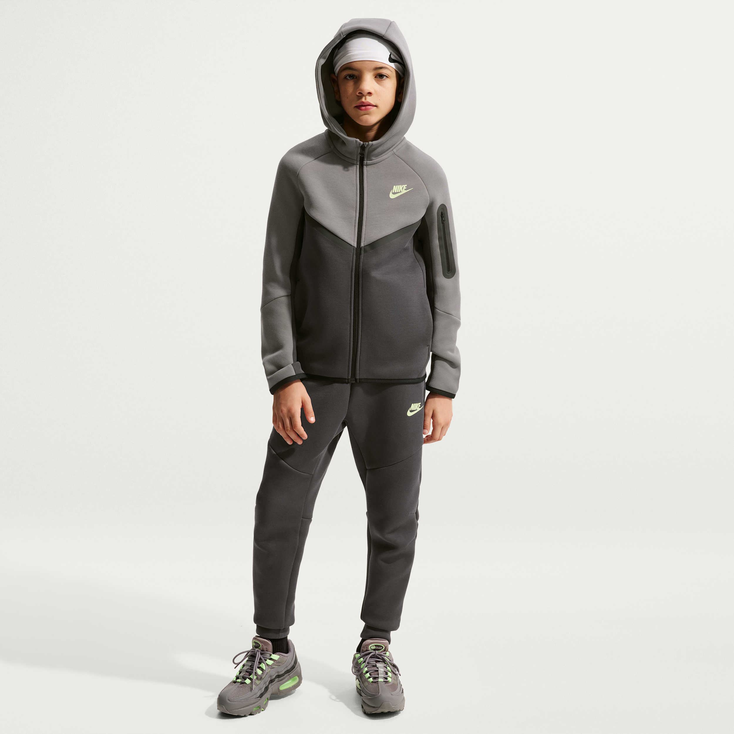 Nike Tech Fleece Older Kids' Full-Zip Hoodie - Black - Fleece