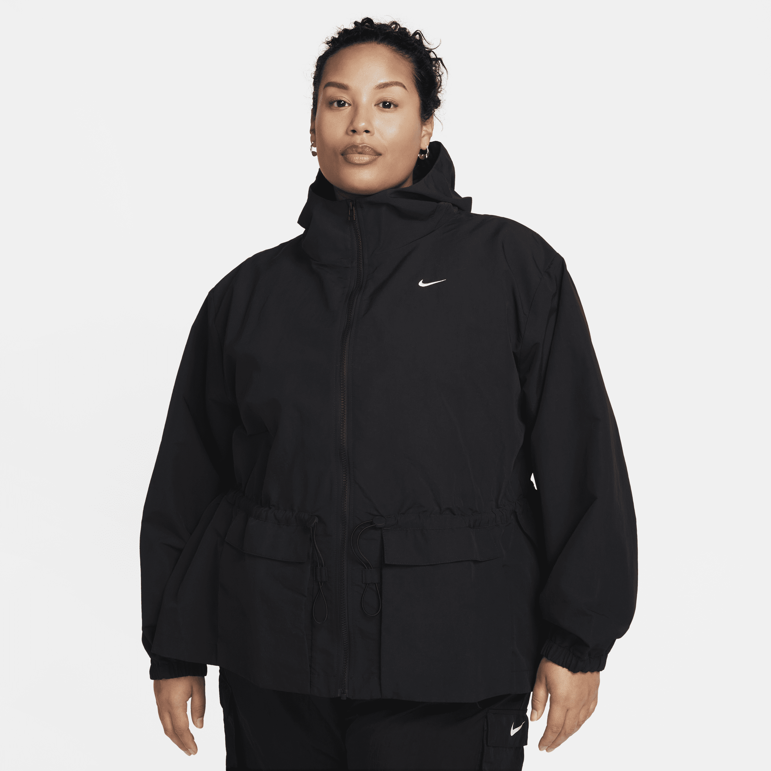 Nike Sportswear Everything Wovens oversized damesjack met capuchon (Plus Size) - Zwart