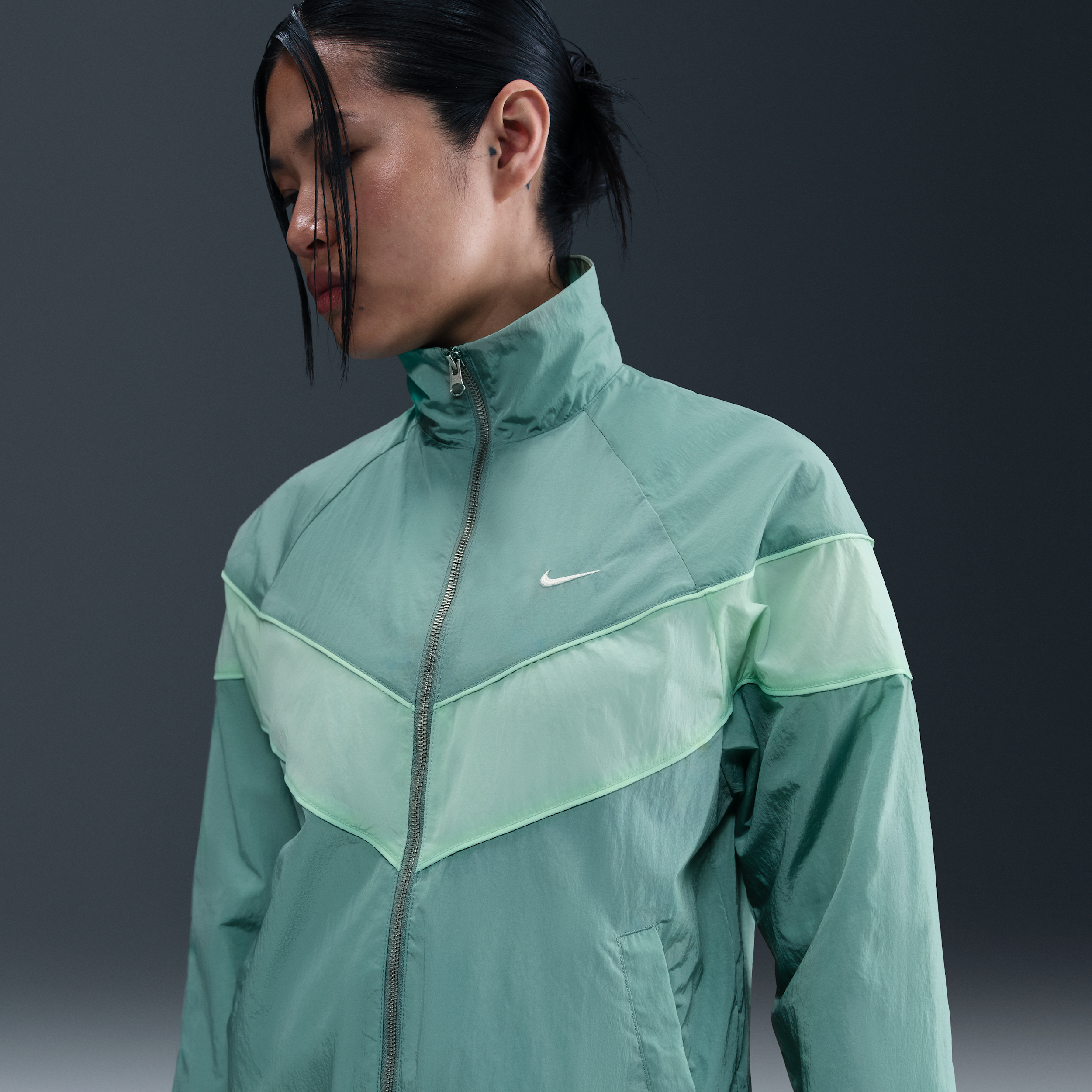 【ナイキ(NIKE)公式ストア】ナイキ ウィンドランナー ウィメンズ ルーズ UV ウーブン フルジップ ジャケット FV6305-017 グリーン 【ナイキ(NIKE)公式ストア】ナイキ ウィンドランナー ウィメンズ ルーズ UV ウーブン フルジップ ジャケット FV6305-017 グリーン